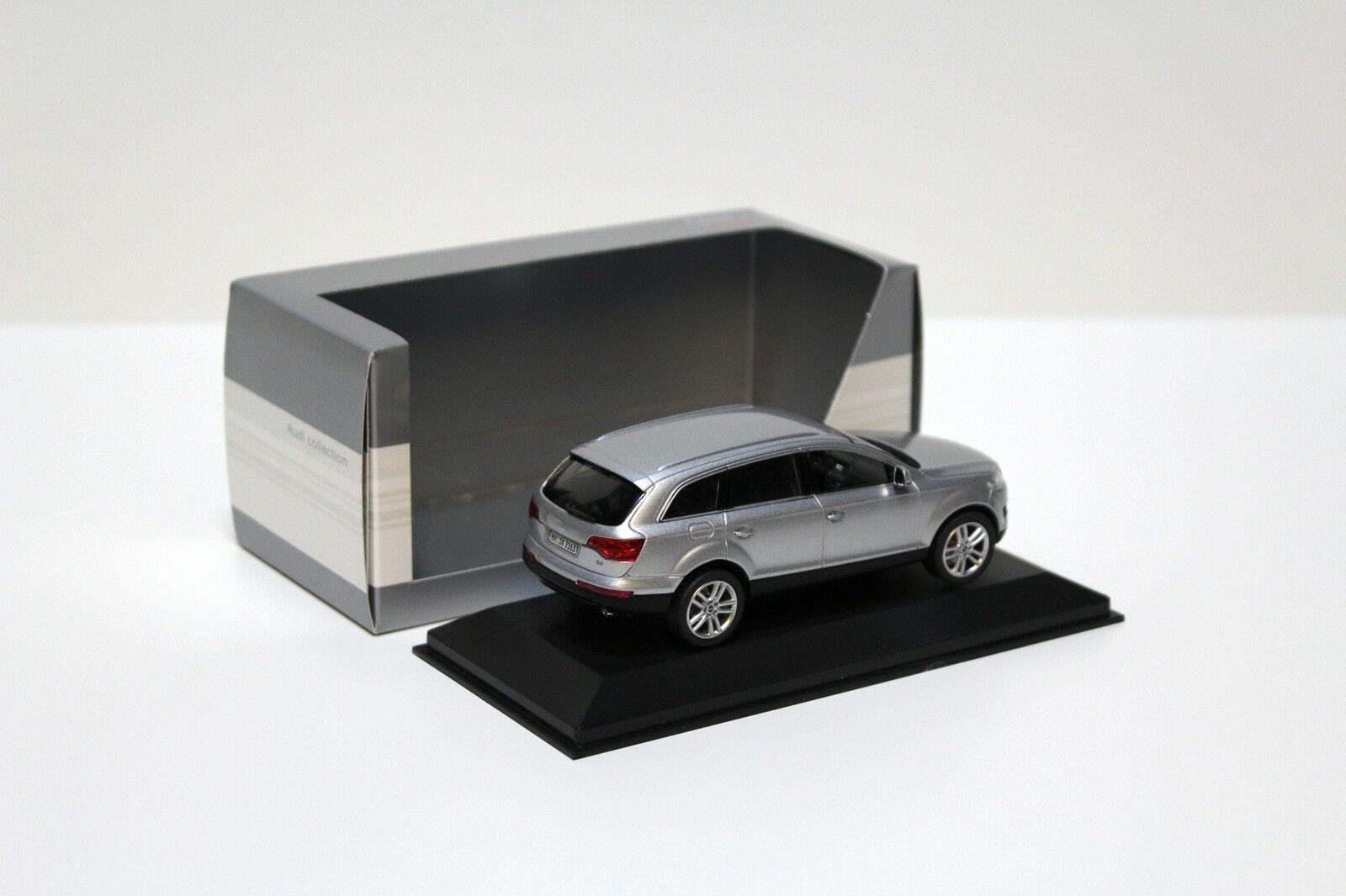 1:43 Schuco Audi Q7 4.2 Quattro light silver DEALER VERSION
