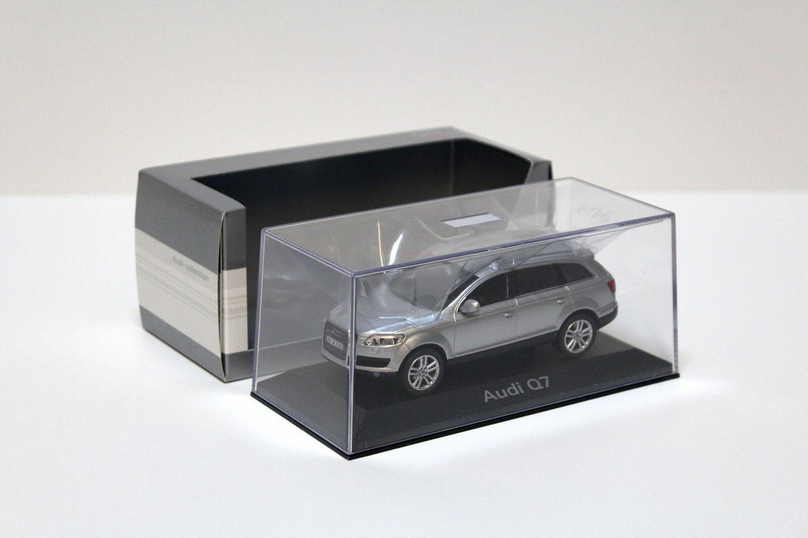 1:43 Schuco Audi Q7 4.2 Quattro light silver DEALER VERSION
