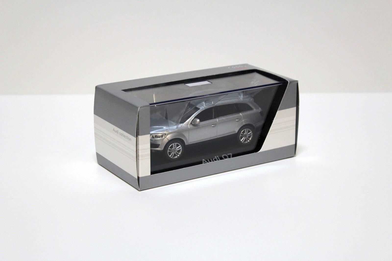 1:43 Schuco Audi Q7 4.2 Quattro light silver DEALER VERSION