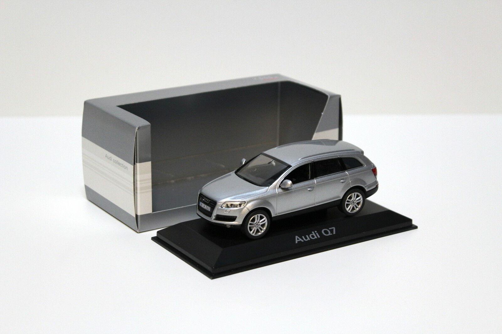 ID 47280 orig 1.jpg 1:43 Schuco Audi Q7 4.2 Quattro light silver DEALER VERSION
