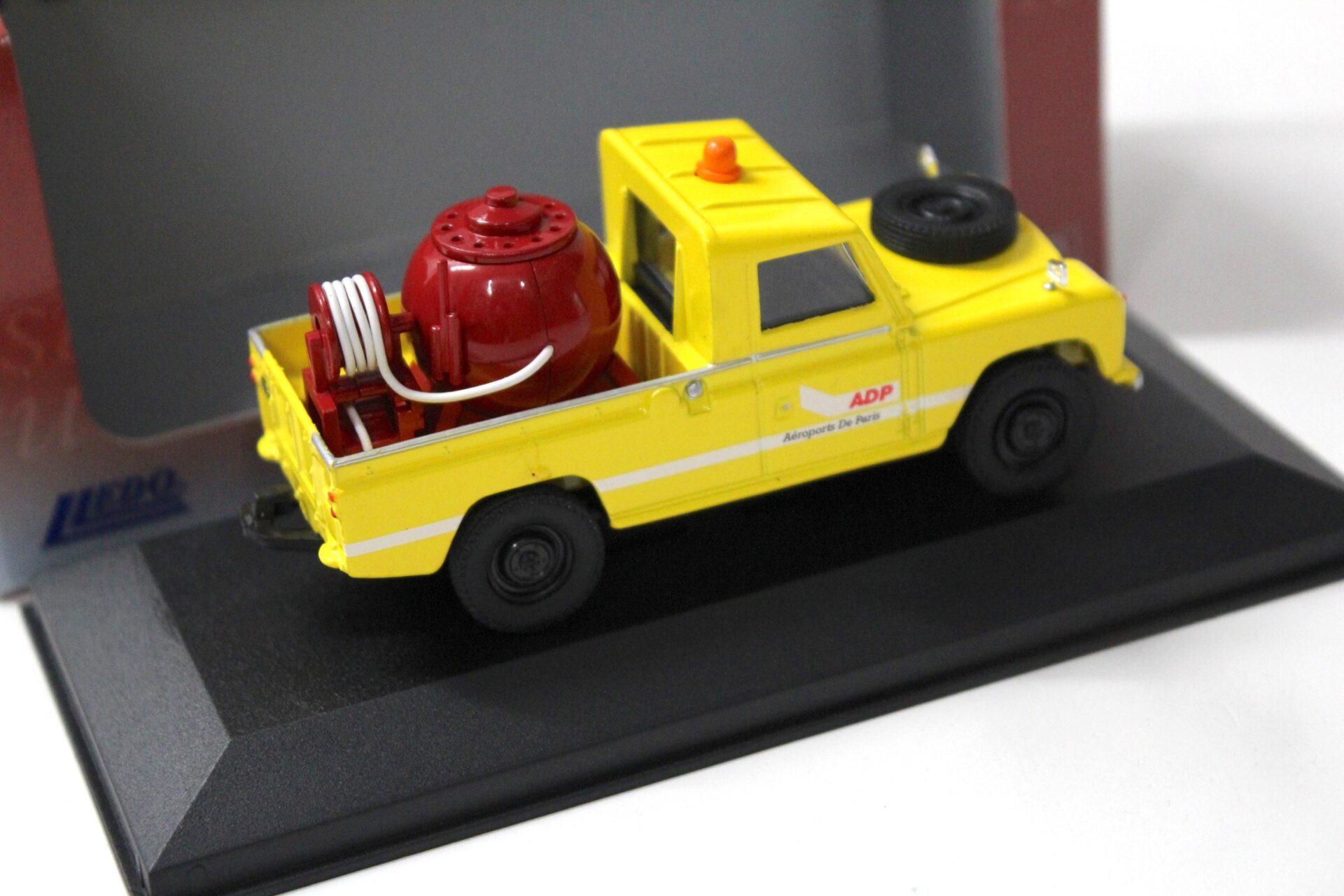 1:43 Vanguards Land Rover Aeroport de Paris yellow