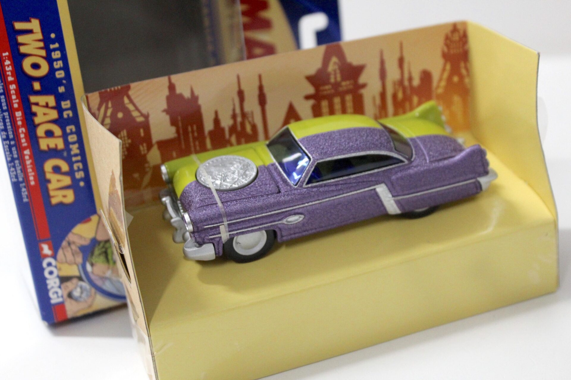 1:43 Corgi 1950Â´s DC Comics TWO-Face Car Batman