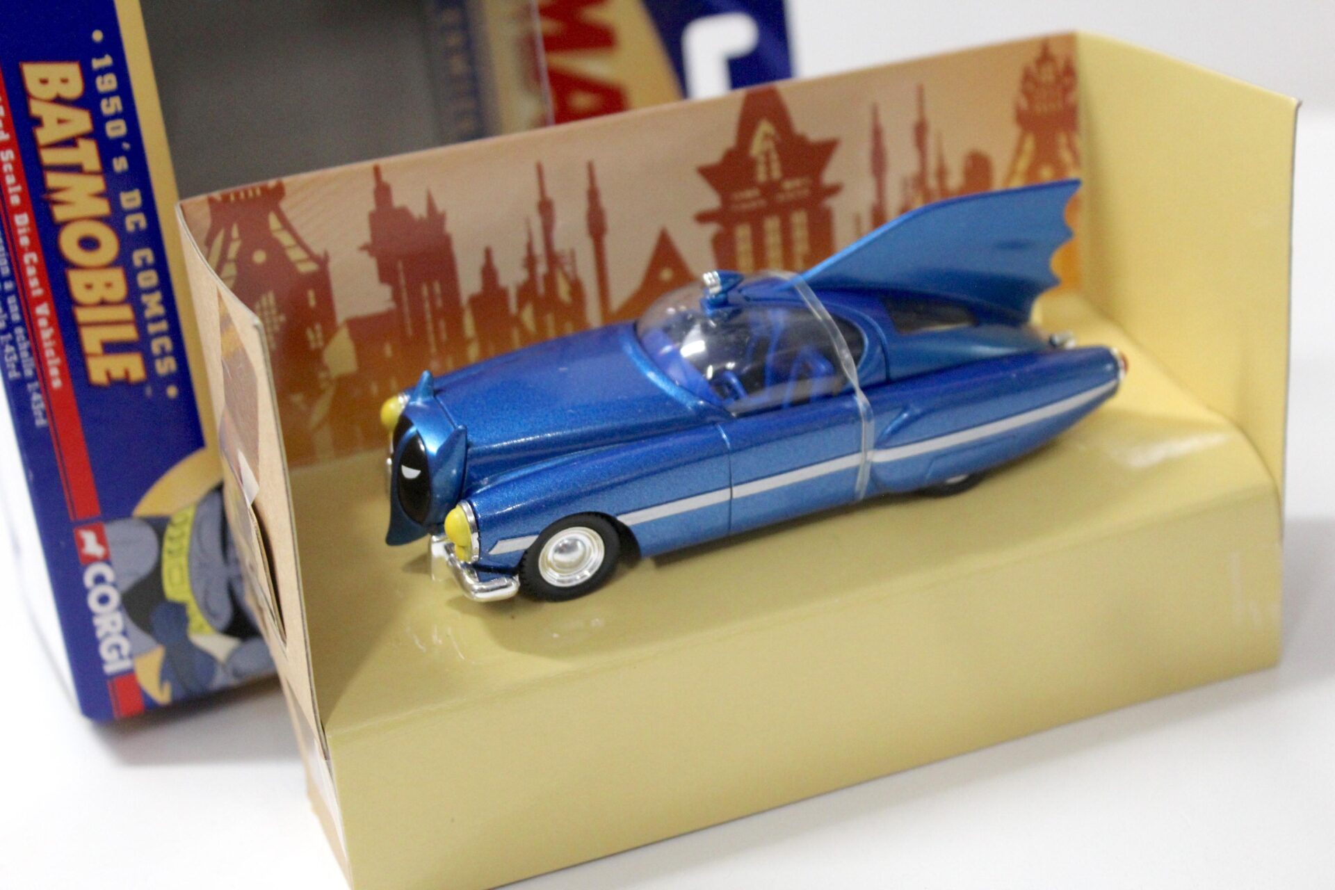 1:43 Corgi 1950Â´s DC Comics BATMOBILE BMBV1 Batman blue