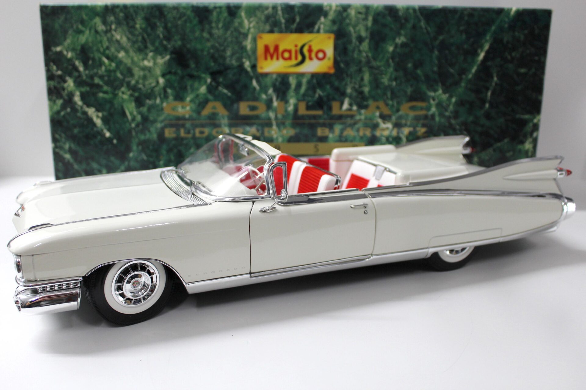 ID 47703 orig.jpg 1:12 Maisto Cadillac Eldorado Biarritz Convertible 1959 white