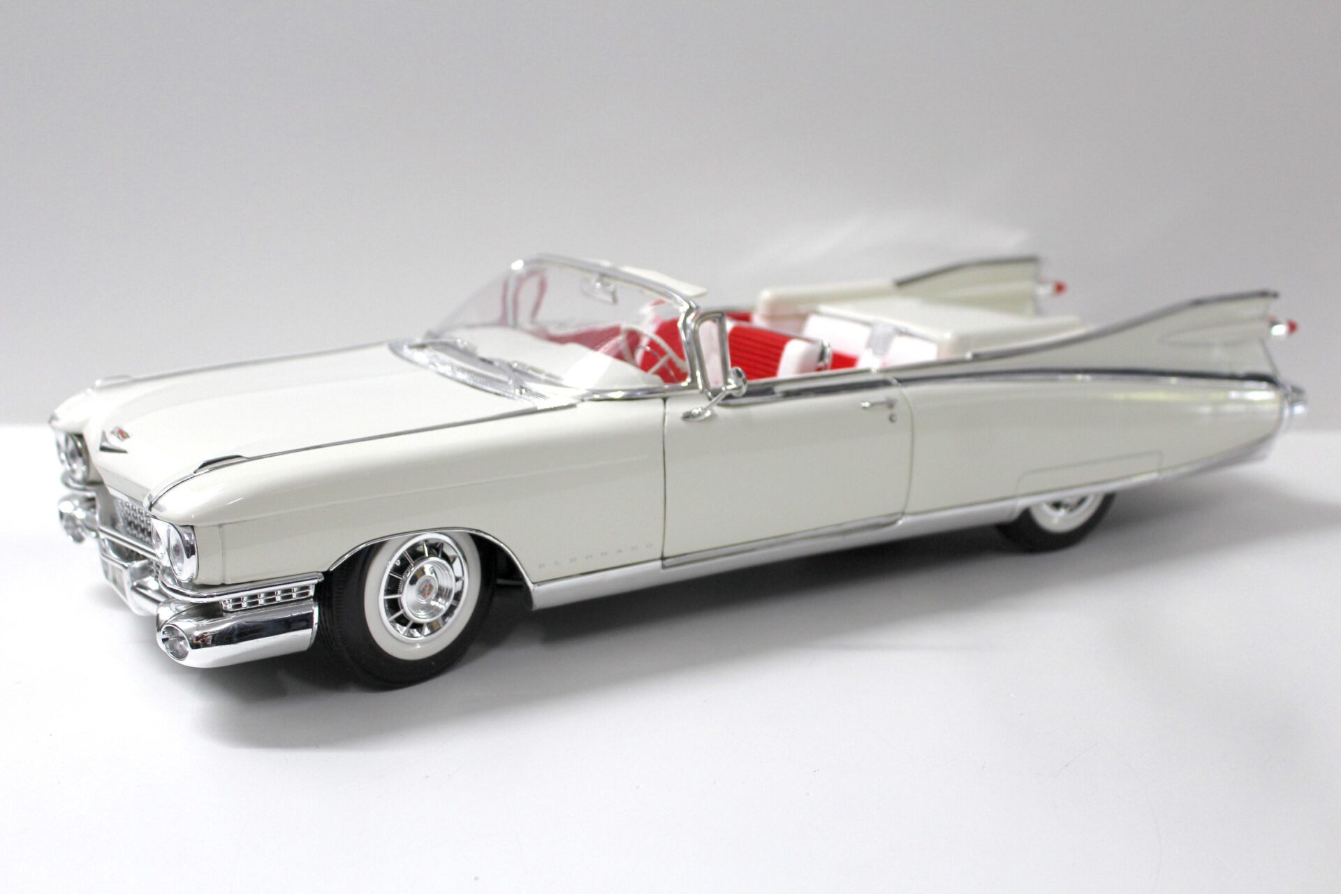1:12 Maisto Cadillac Eldorado Biarritz Convertible 1959 white