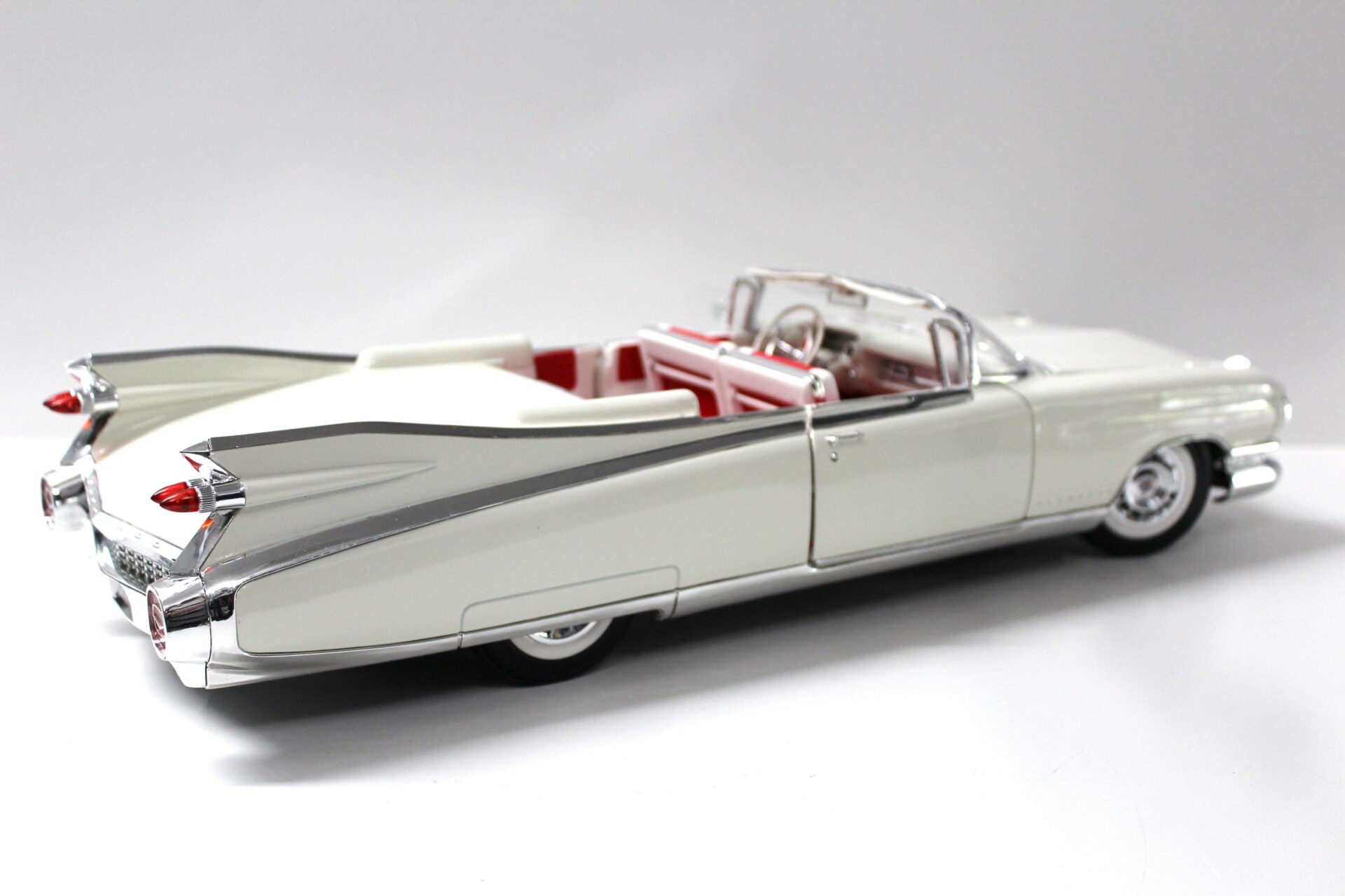 1:12 Maisto Cadillac Eldorado Biarritz Convertible 1959 white
