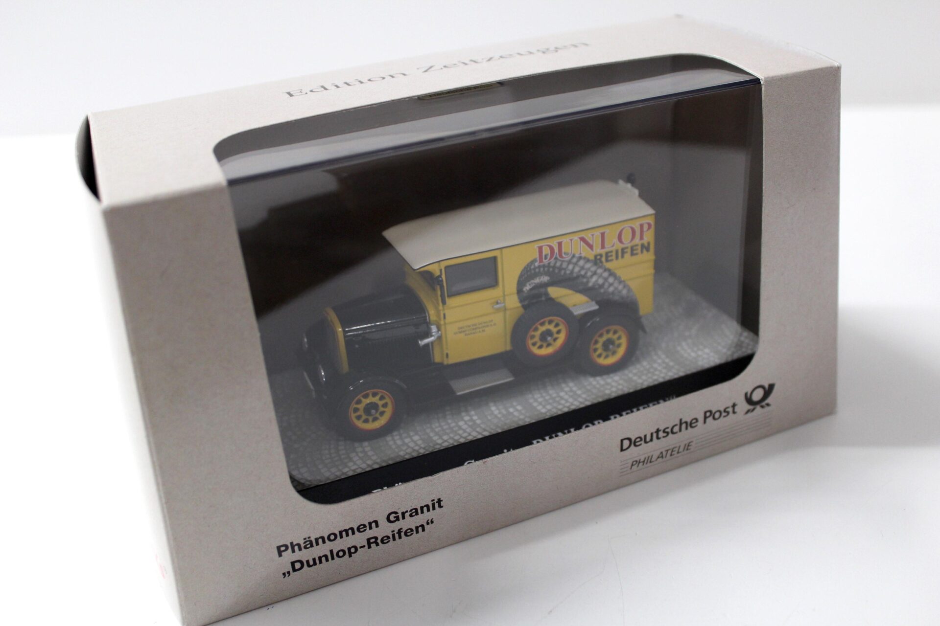 1:43 Premium ClassiXXs Phänomen Granit "DUNLOP-REIFEN" yellow
