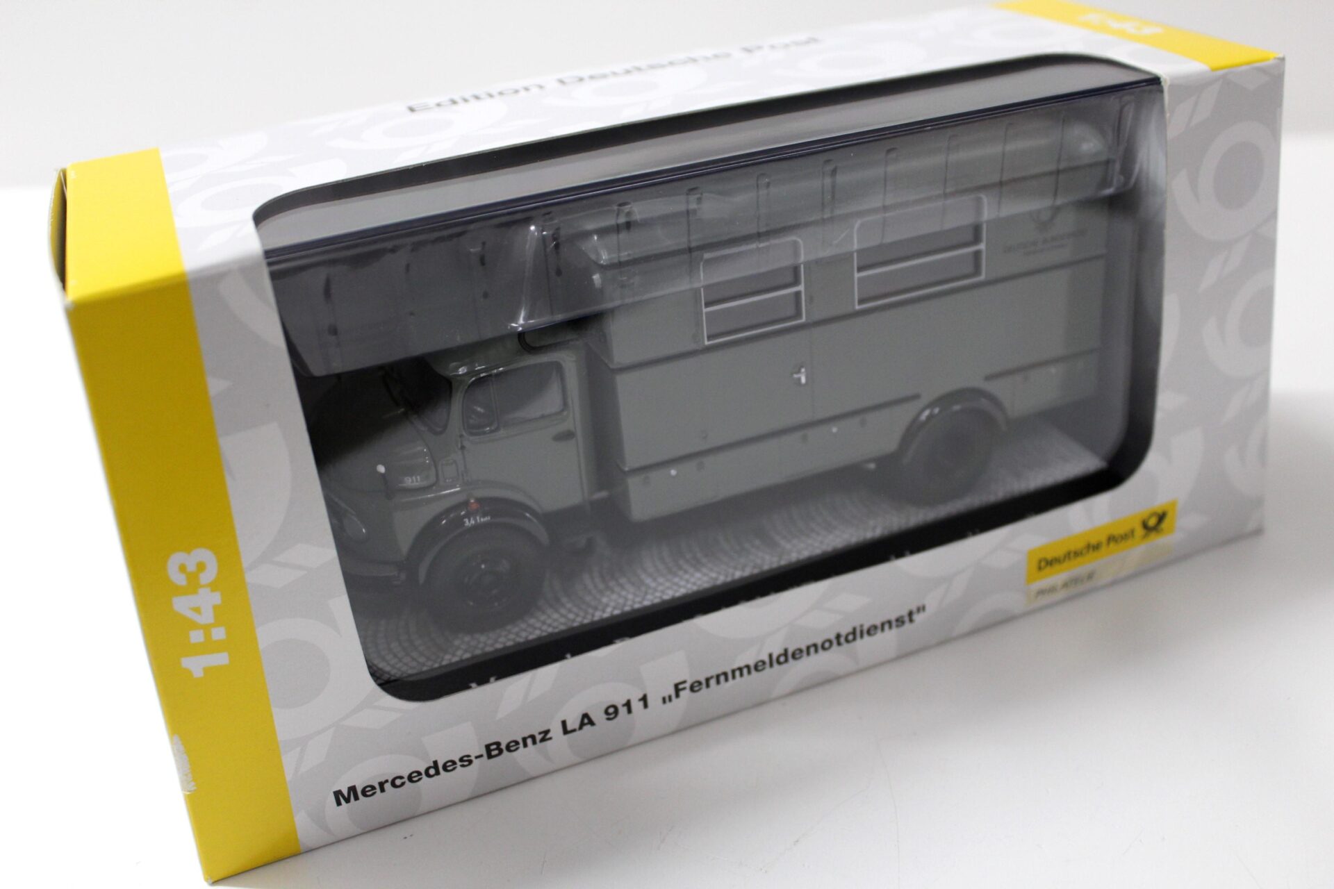 1:43 Premium ClassiXXs Mercedes LA911 Deutsche Post Fernmeldenotdienst