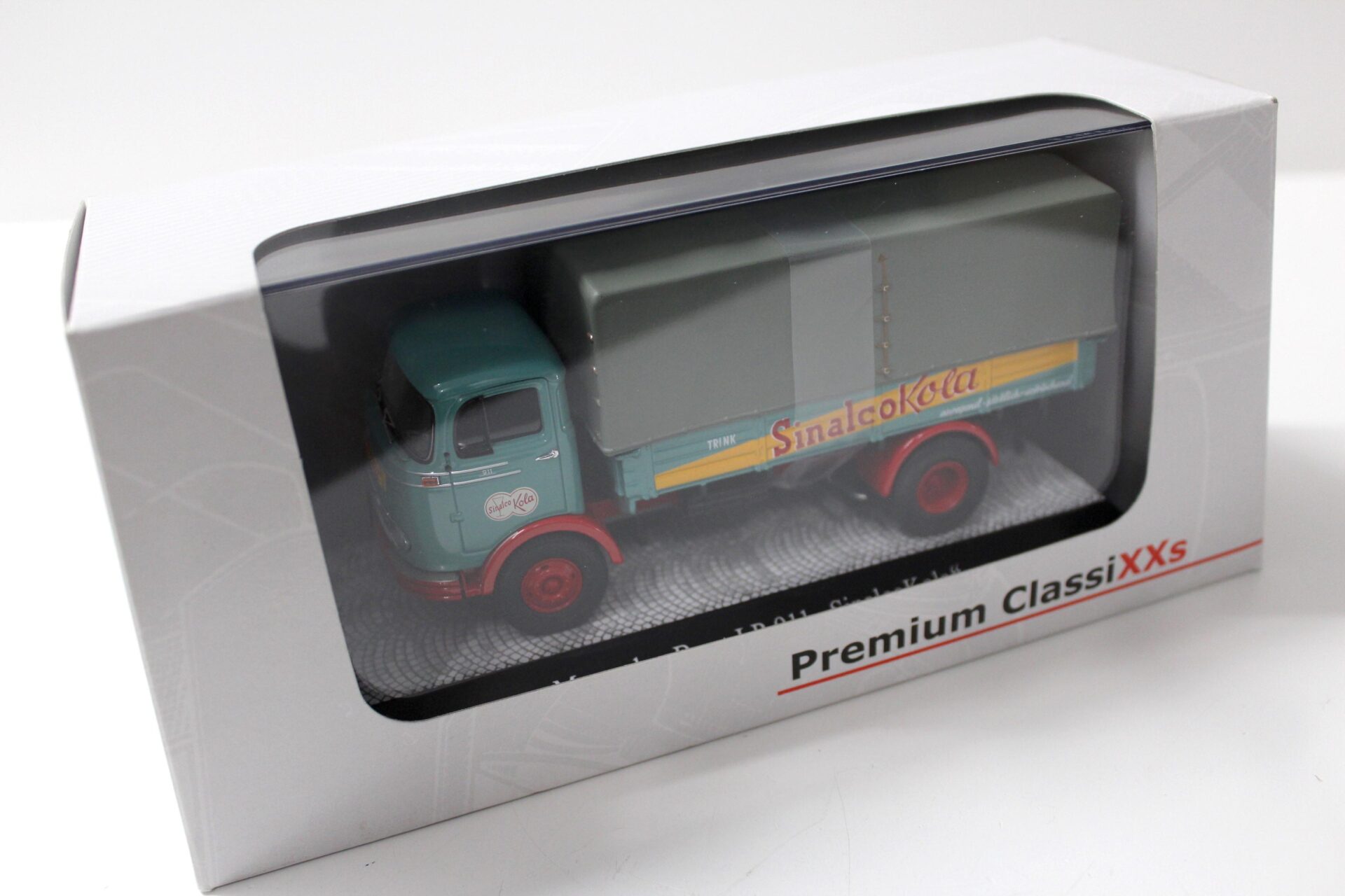1:43 Premium ClassiXXs Mercedes LP 911 Pritsche "SINALCO KOLA"