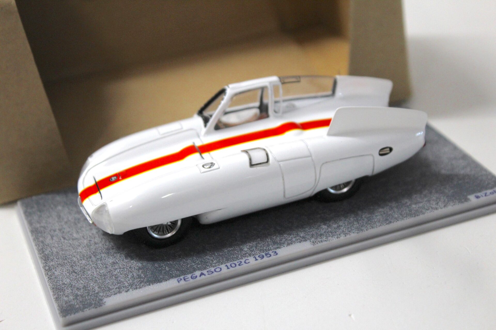 1:43 Spark Bizarre Pegaso 102C Bisiluro 1953 white/ red stripe