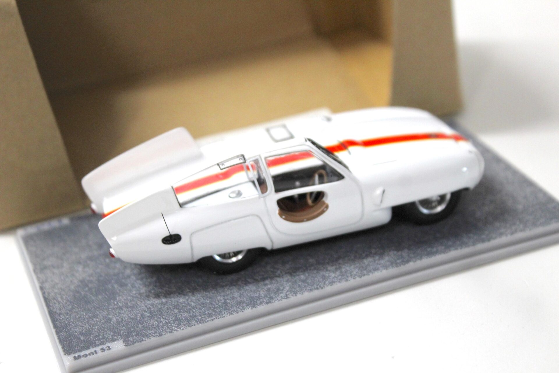 1:43 Spark Bizarre Pegaso 102C Bisiluro 1953 white/ red stripe