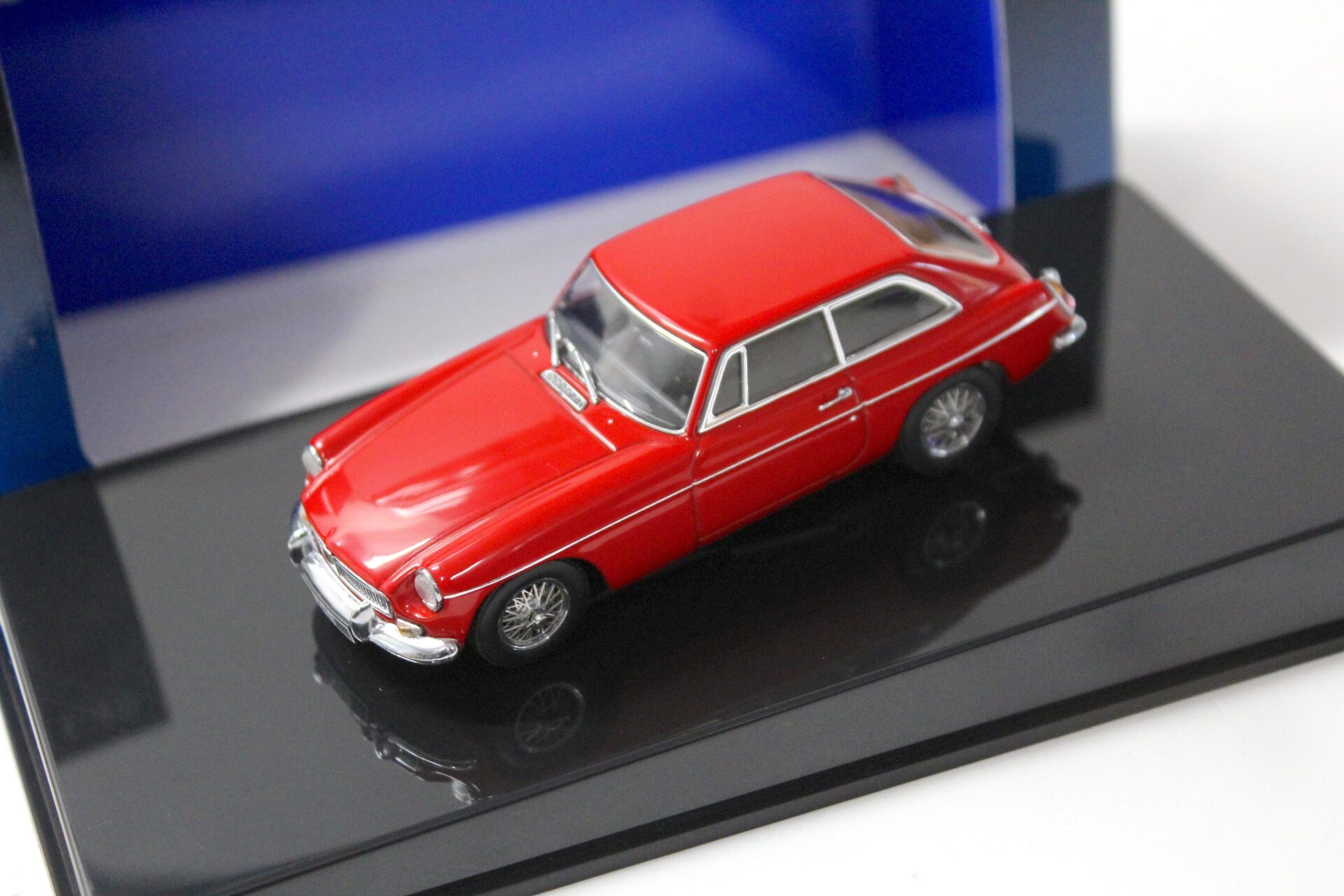 ID 48031 orig.jpg 1:43 AUTOart MGB GT Coupe MKII 1969 red