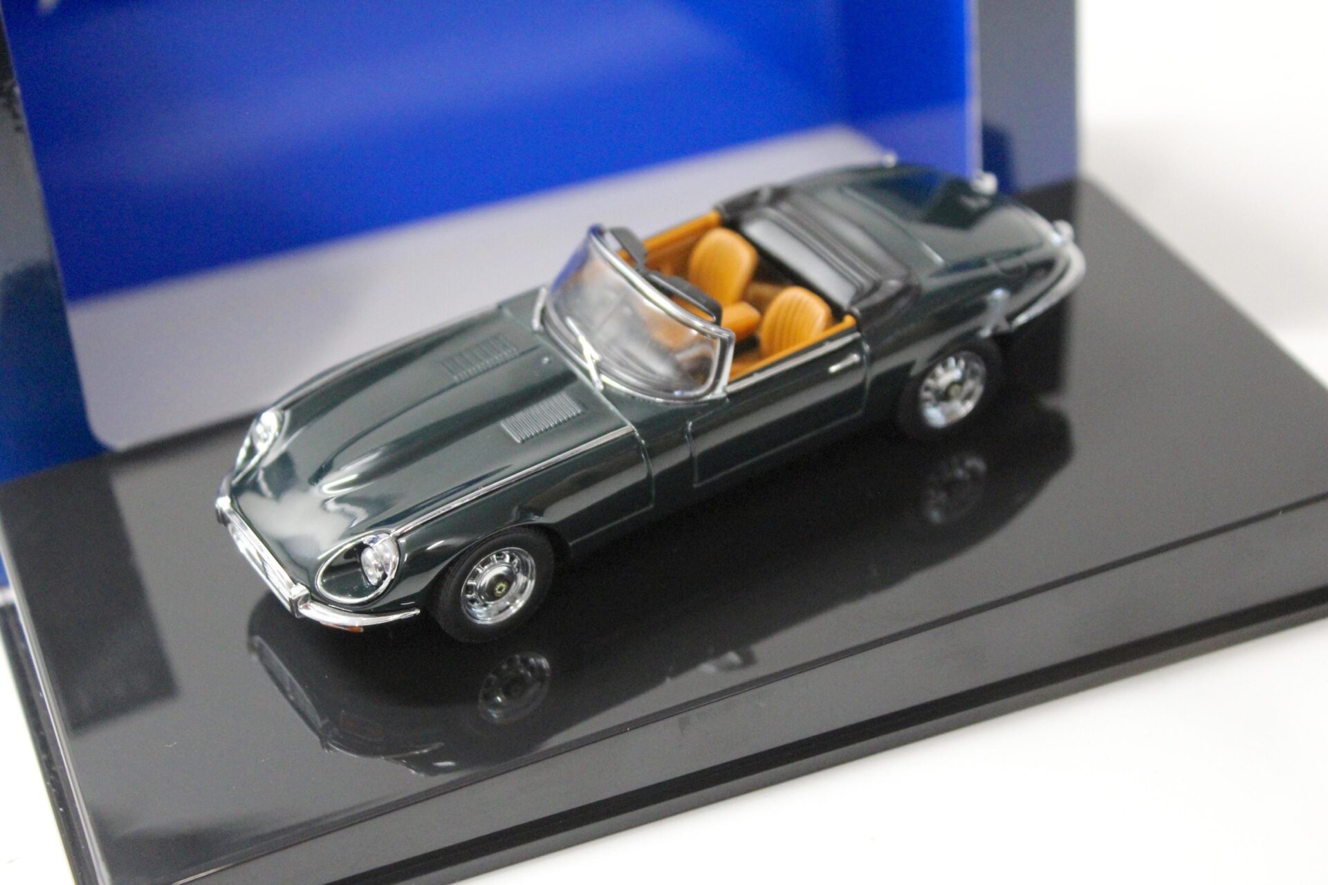 1:43 AUTOart Jaguar E-Type Roadster Series III V12 dark green