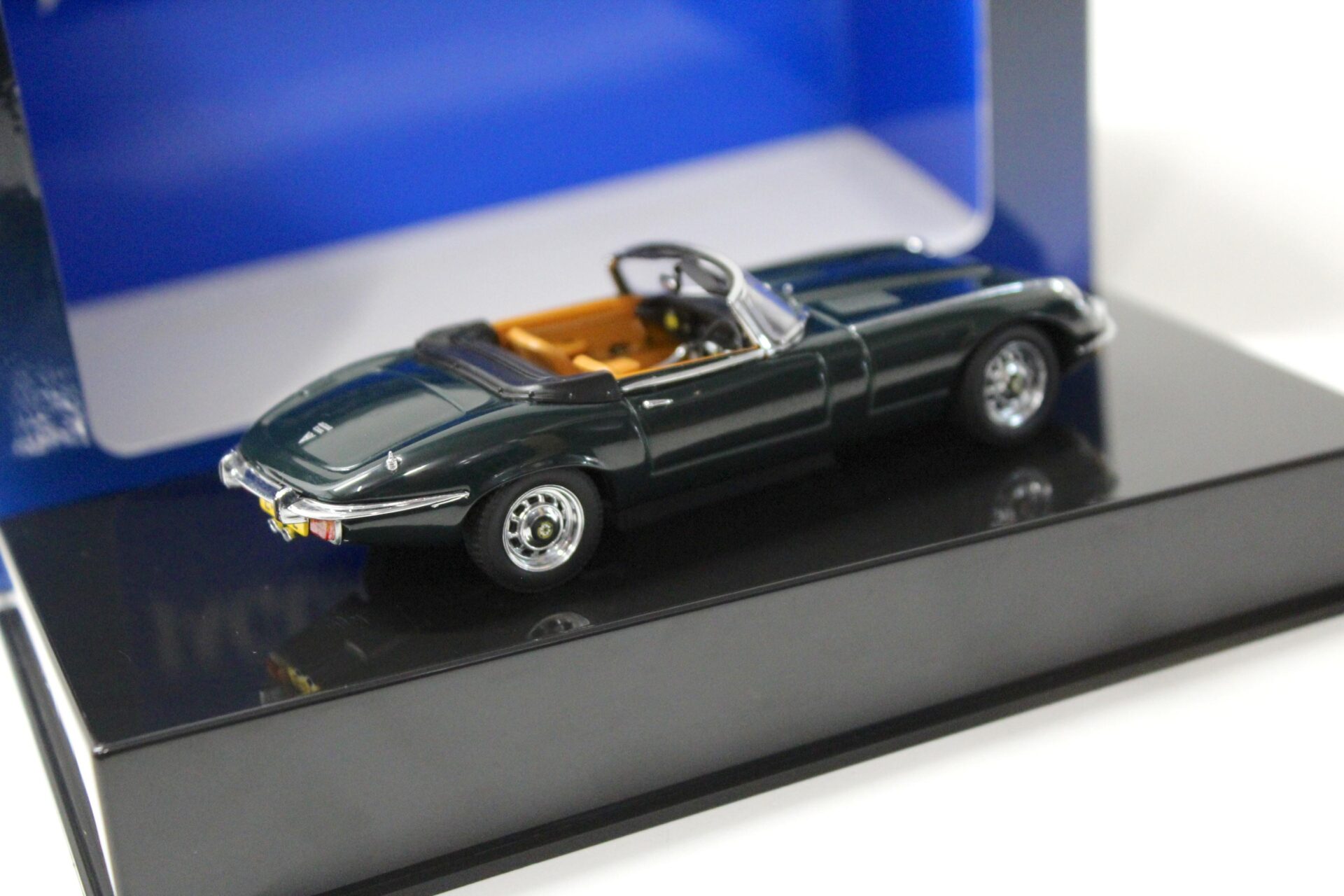 1:43 AUTOart Jaguar E-Type Roadster Series III V12 dark green