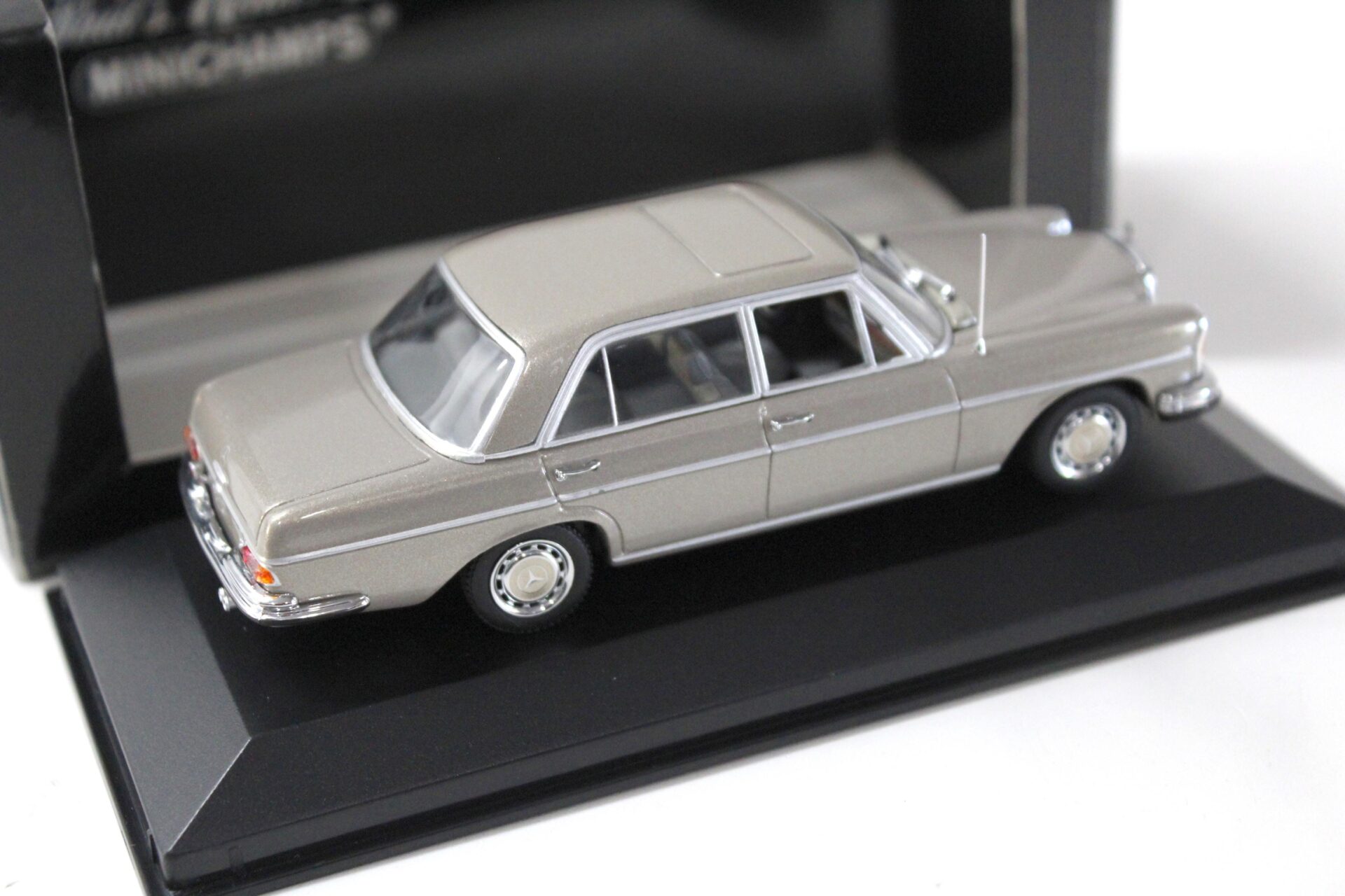 1:43 Minichamps Mercedes 300 SEL 6.3 Limousine beige-grey metallic 1968