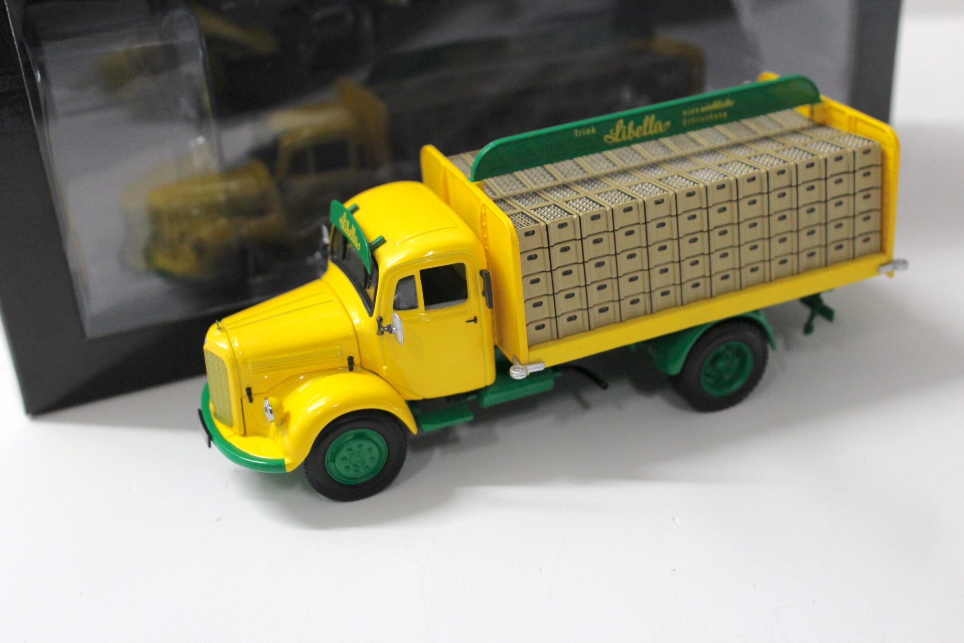 1:43 Minichamps Mercedes L3500 Getränkewagen LIBELLA yellow/ green