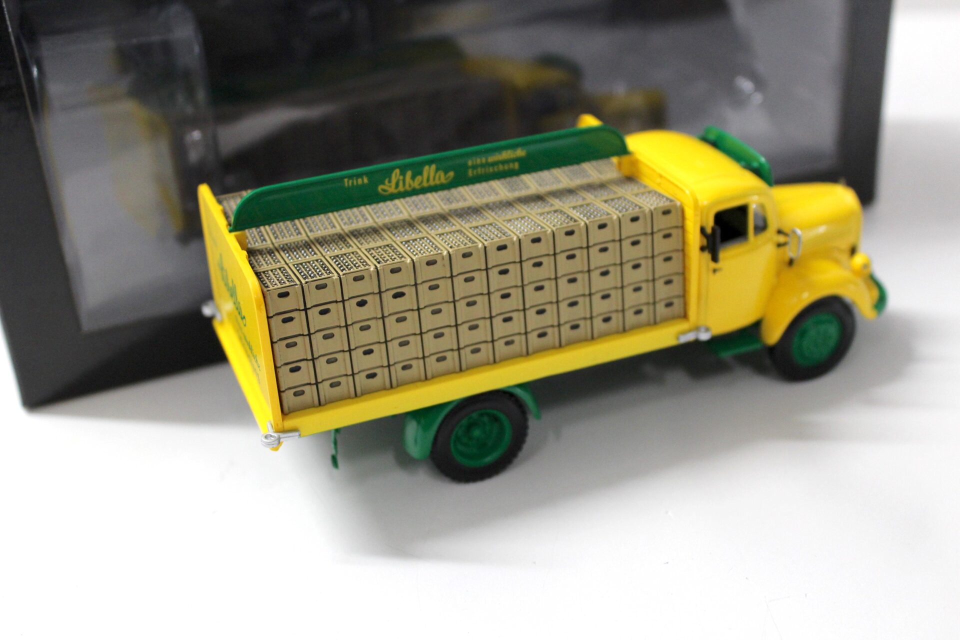 1:43 Minichamps Mercedes L3500 Getränkewagen LIBELLA yellow/ green