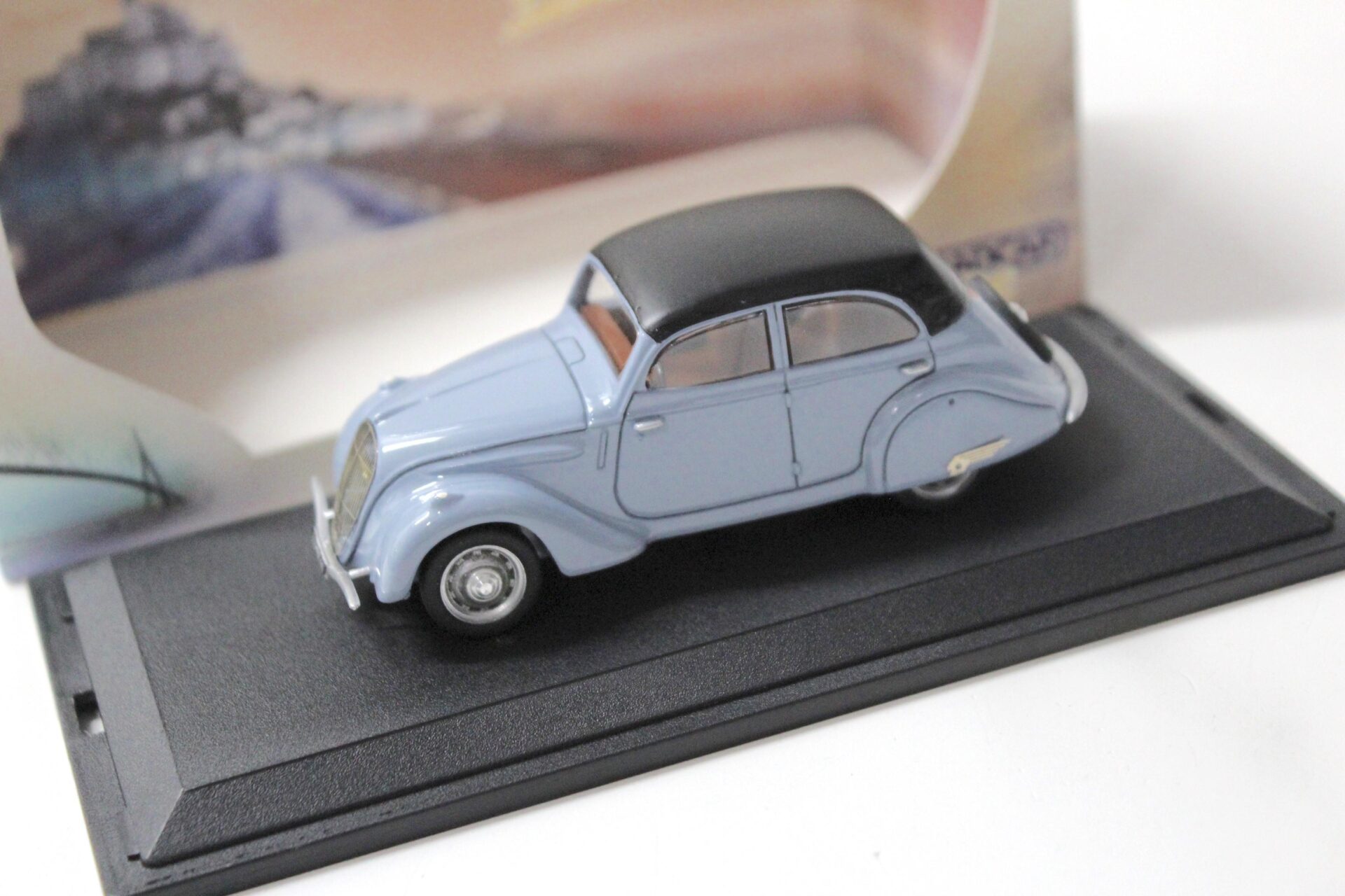 1:43 Paradcar Peugeot 202 Decouvrable Cabrio closed roof blue