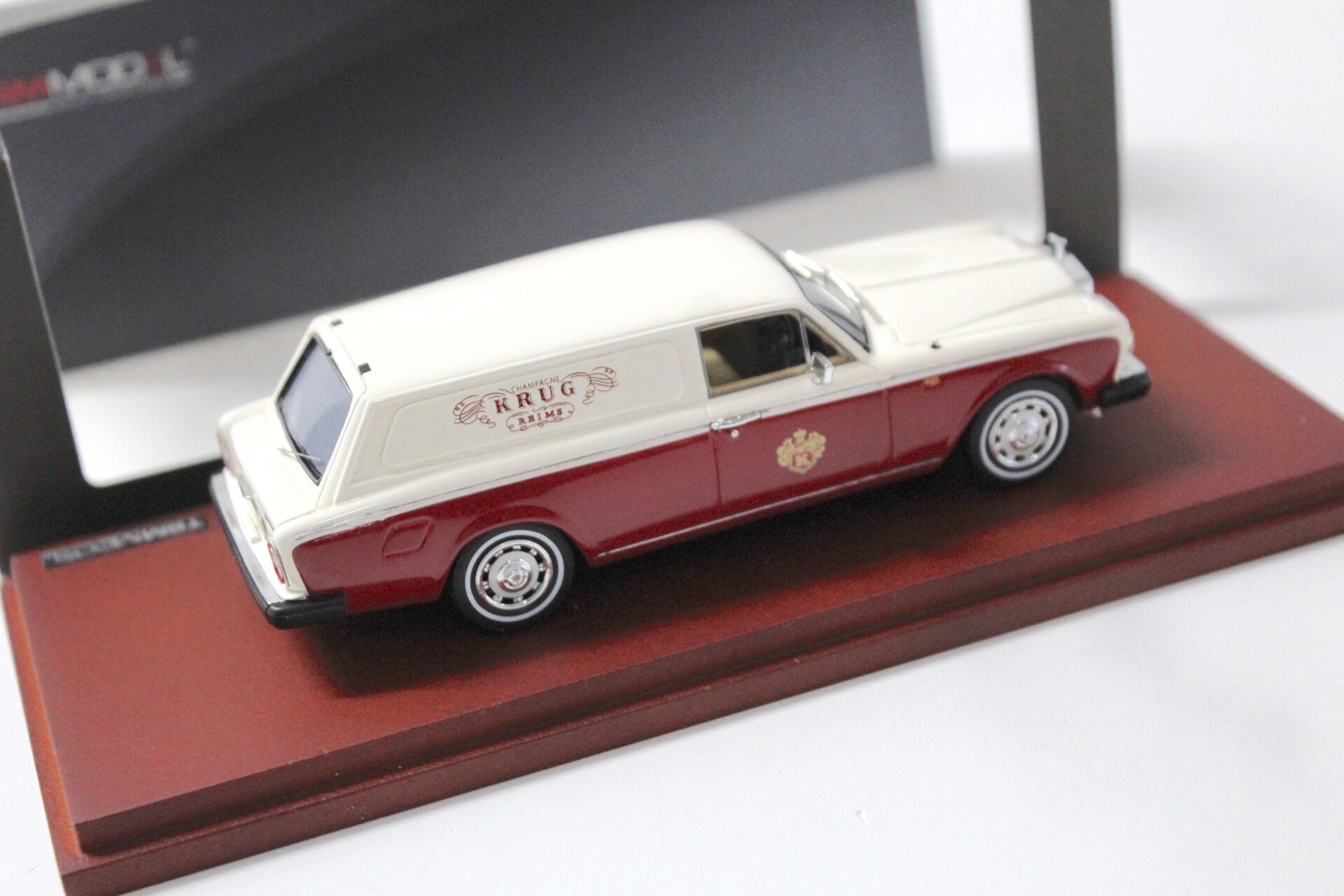 1:43 TSM True Scale 1979 Rolls Royce Silver Shadow Krug Delivery Van red/ white