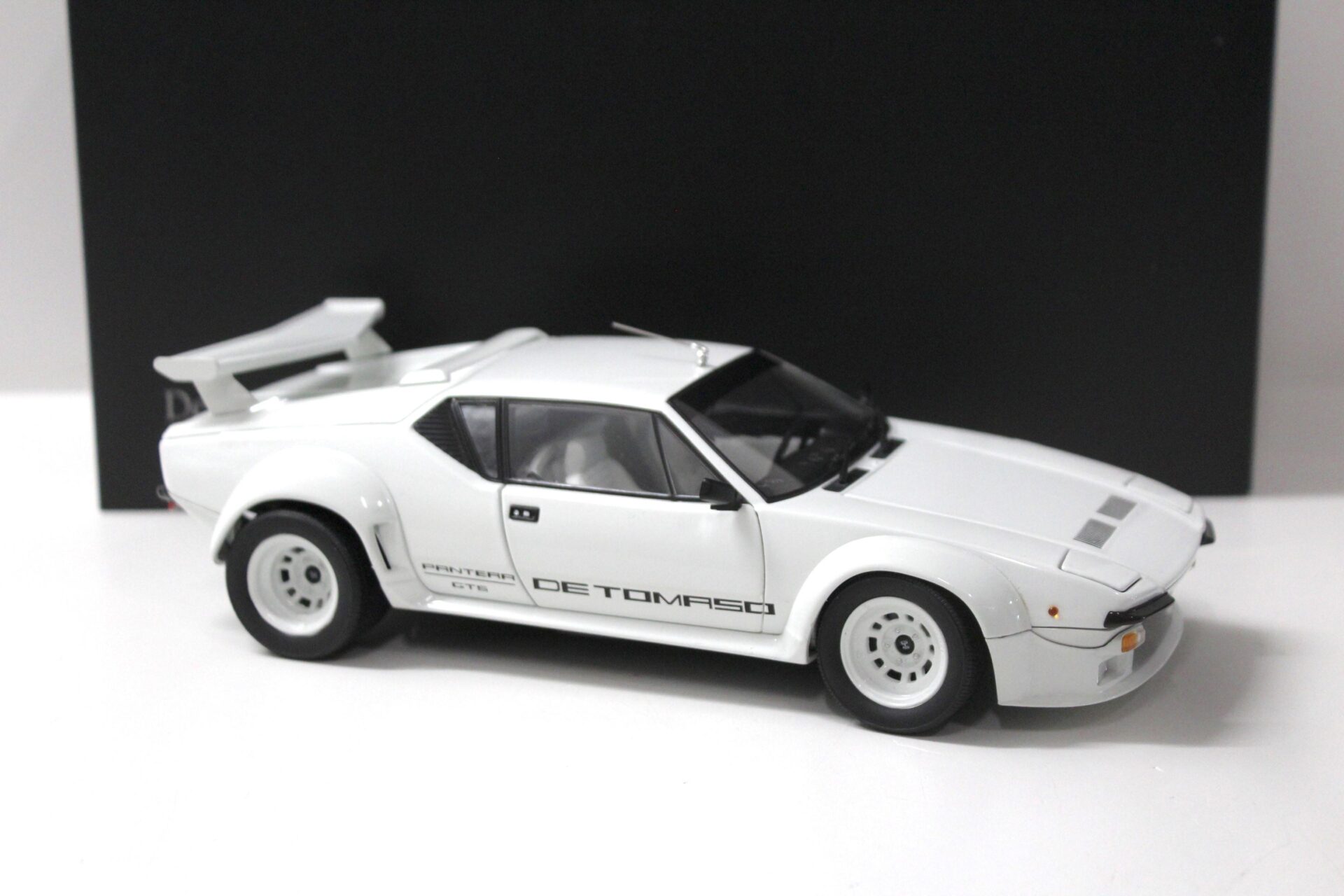 1:18 Kyosho De Tomaso Pantera GT5 white