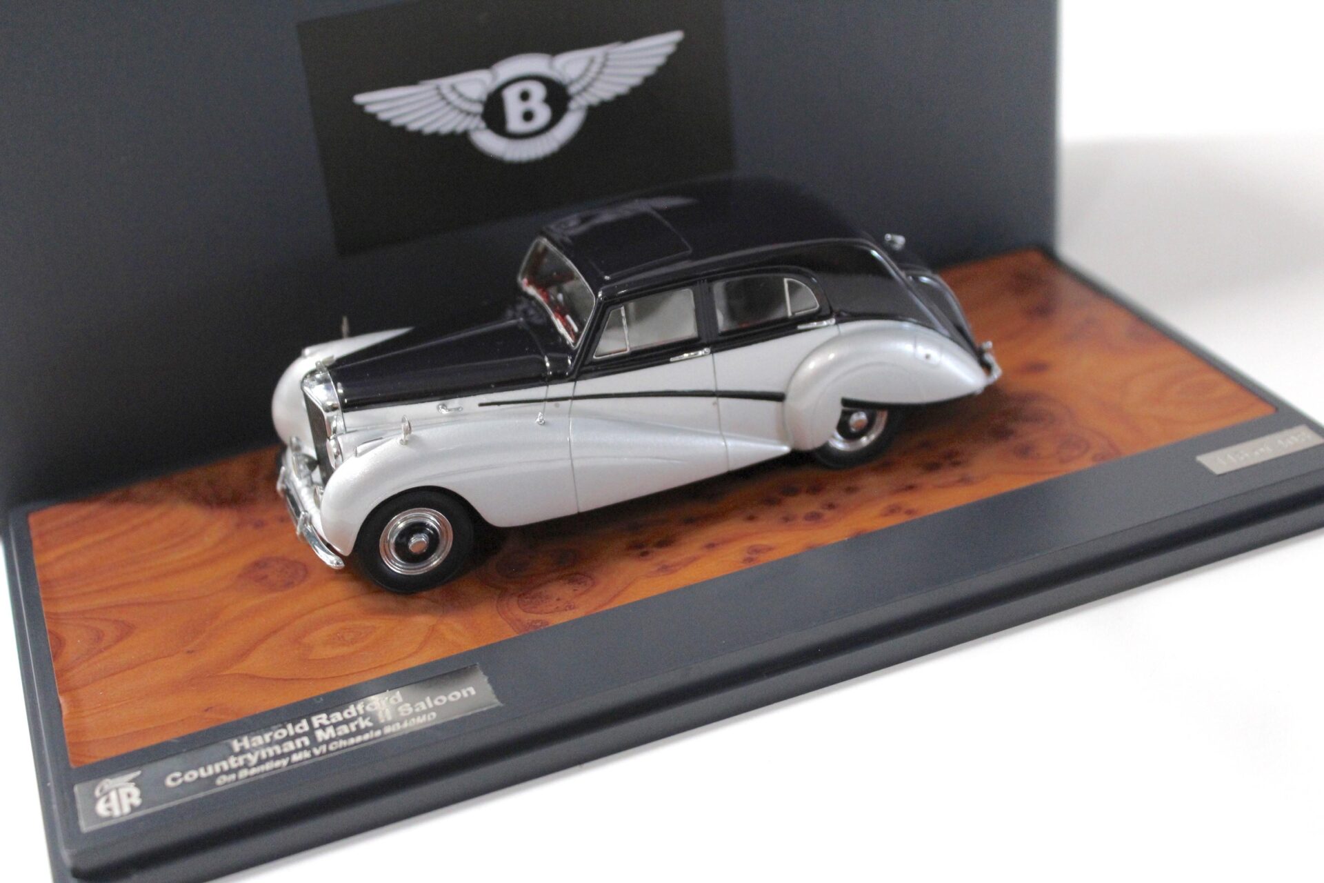 ID 49067 orig.jpg 1:43 Matrix Harold Radford Countryman Mark II Saloon blue/ silver metallic