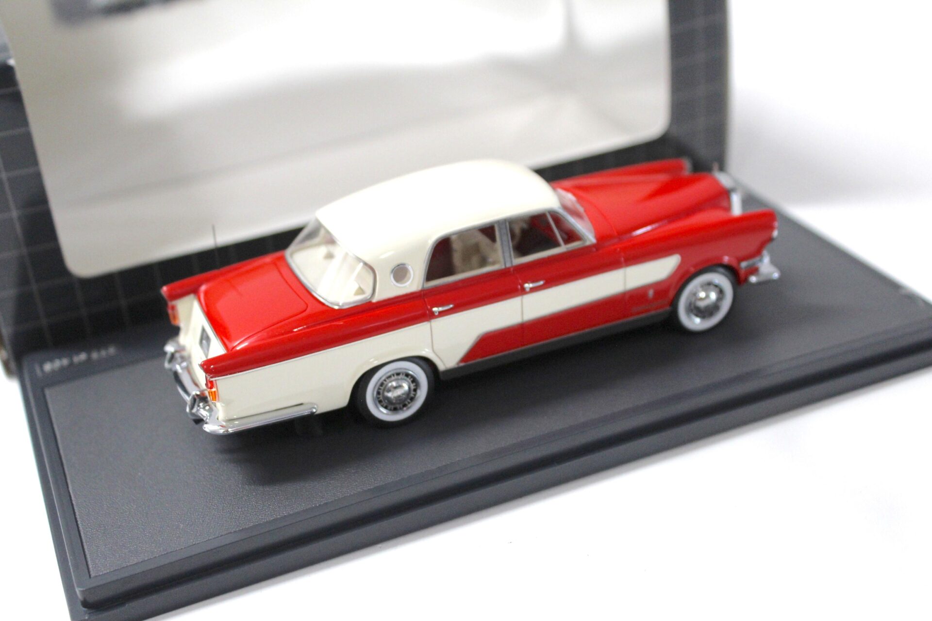 1:43 Matrix 1956 Mercedes Ghia 300C Berlina red/ white
