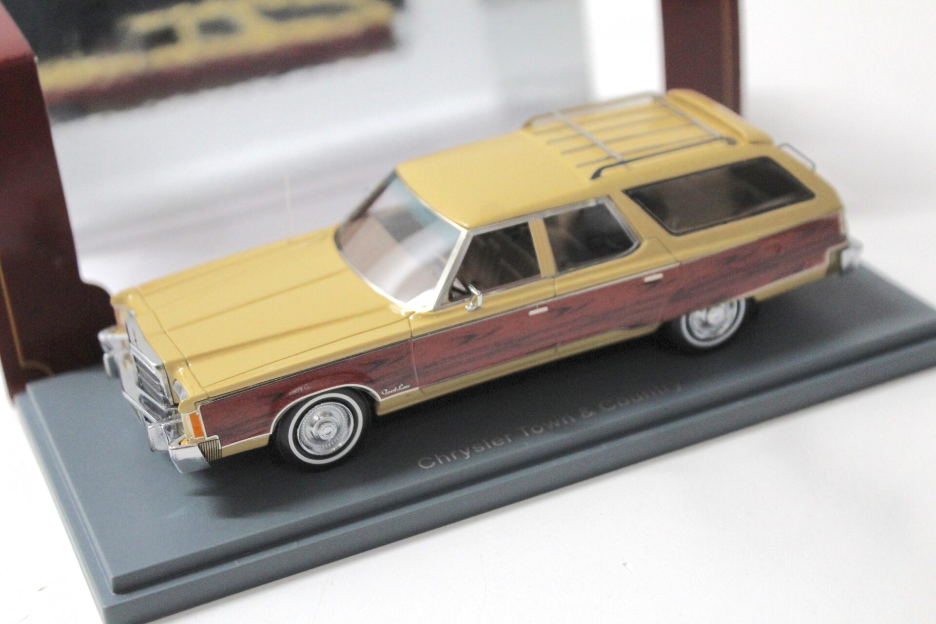 ID 49160 orig 1.jpg 1:43 American Excellence NEO Chrysler Town & Country beige/ wood