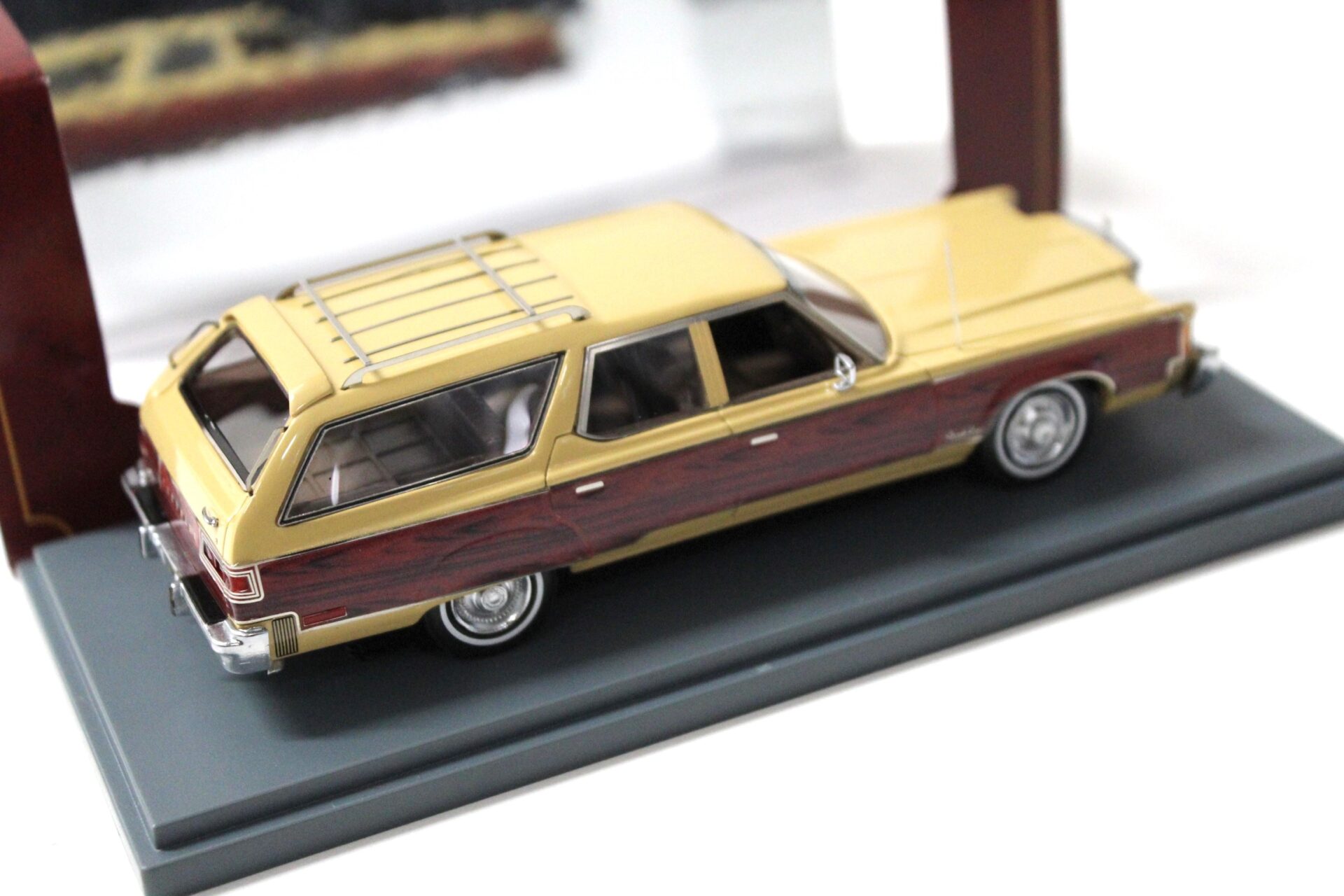 1:43 American Excellence NEO Chrysler Town & Country beige/ wood