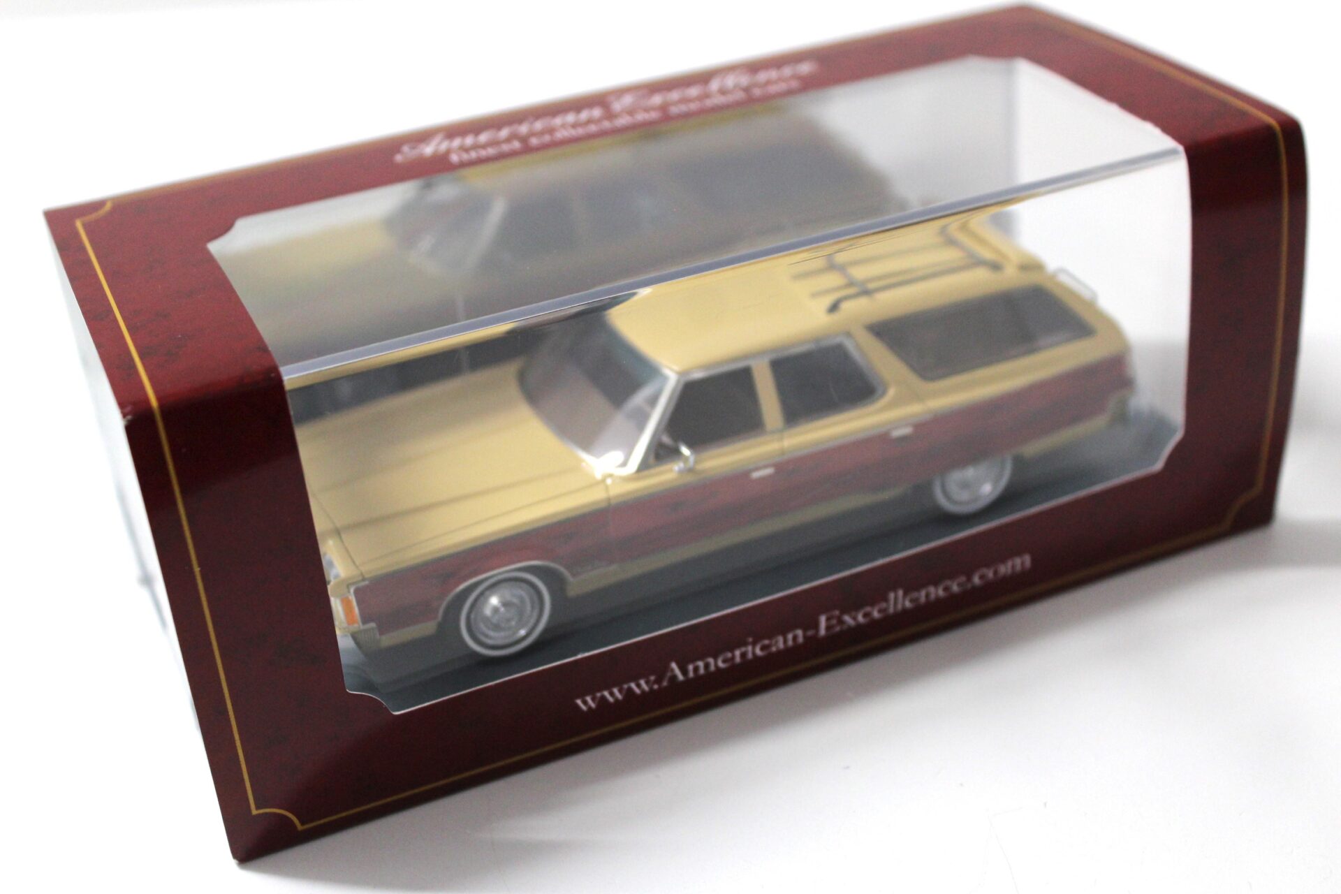 1:43 American Excellence NEO Chrysler Town & Country beige/ wood
