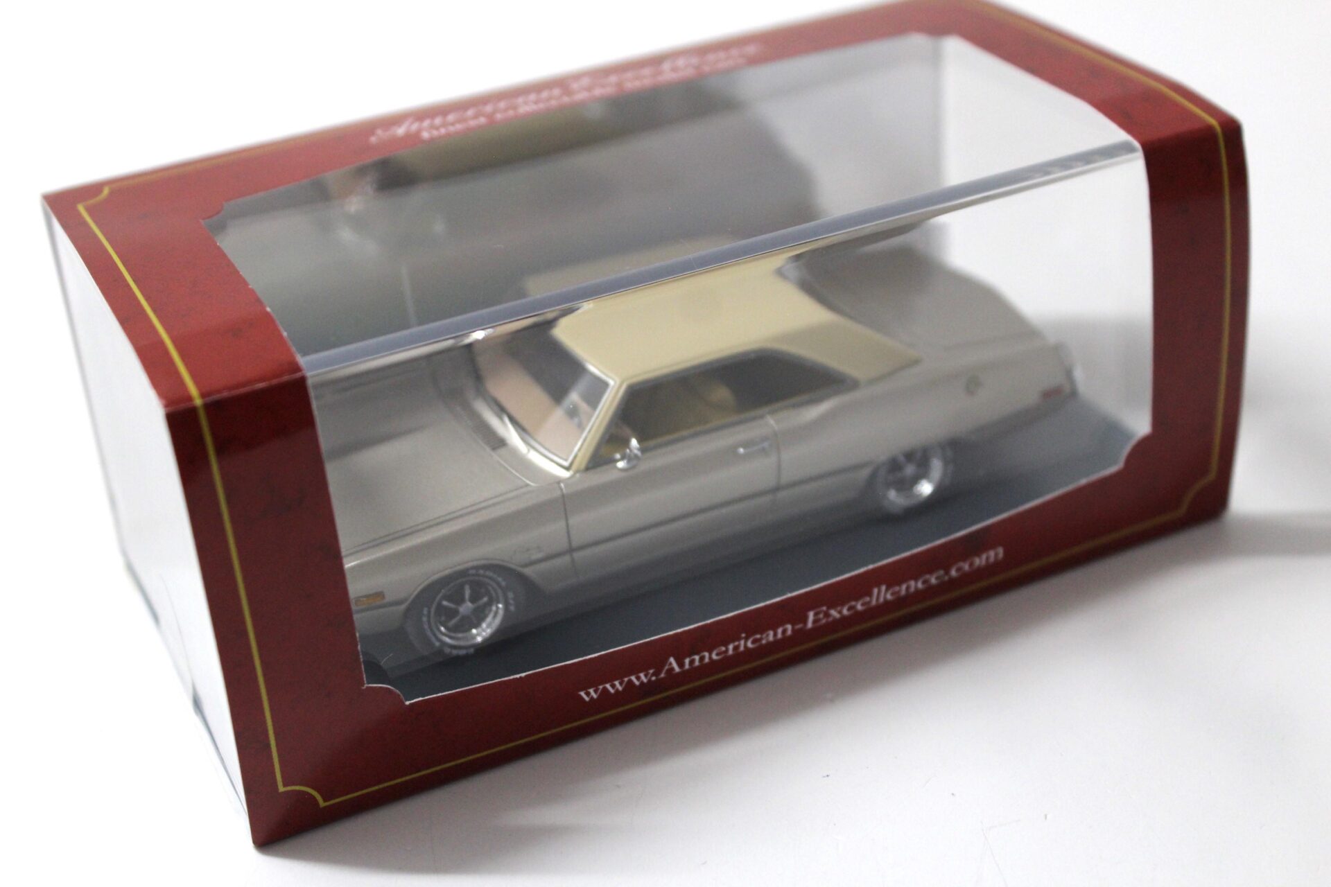 1:43 American Excellence NEO Dodge Dart Swinger beige metallic