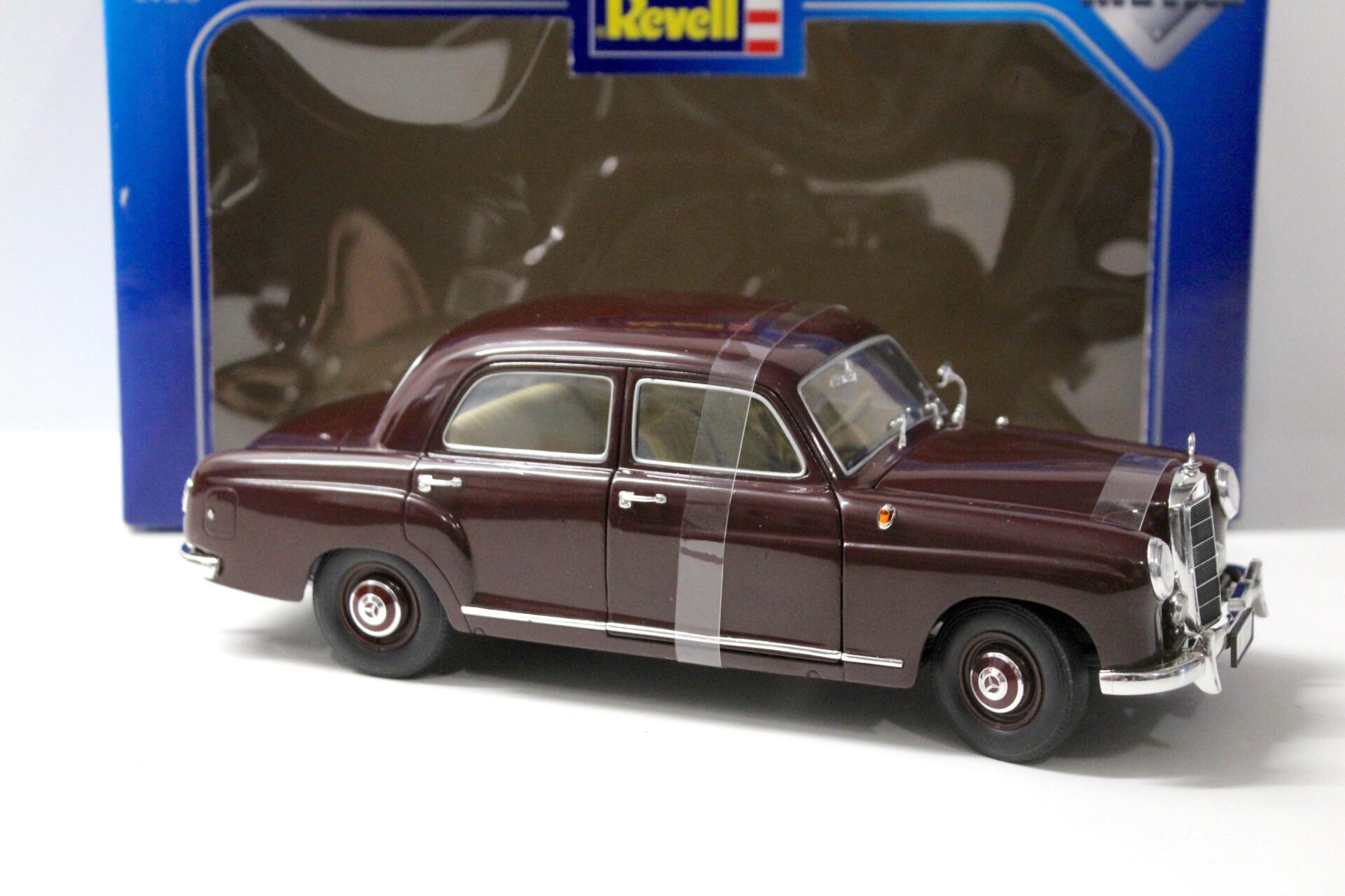 1:18 Revell Mercedes 180 "Ponton" dark red