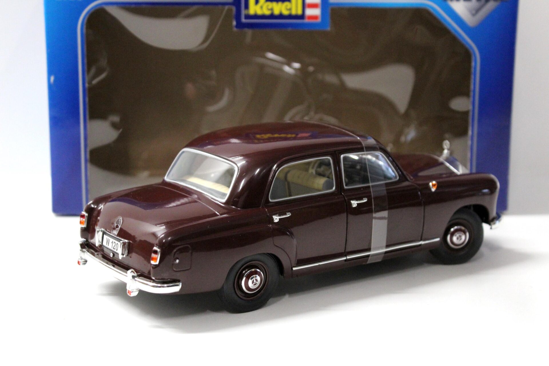 1:18 Revell Mercedes 180 "Ponton" dark red