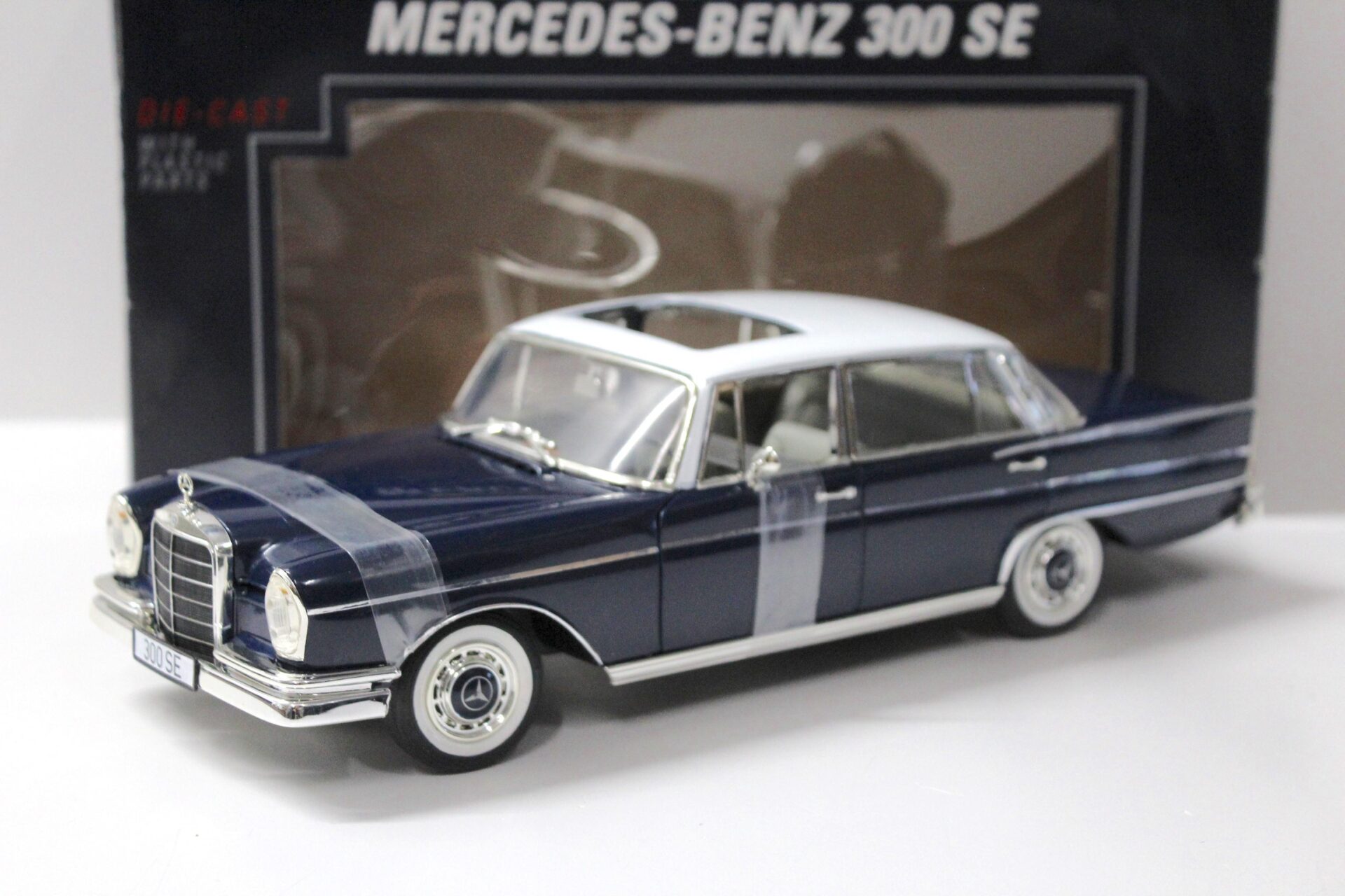 1:18 Revell Mercedes 300 SE Limousine dark blue/ white