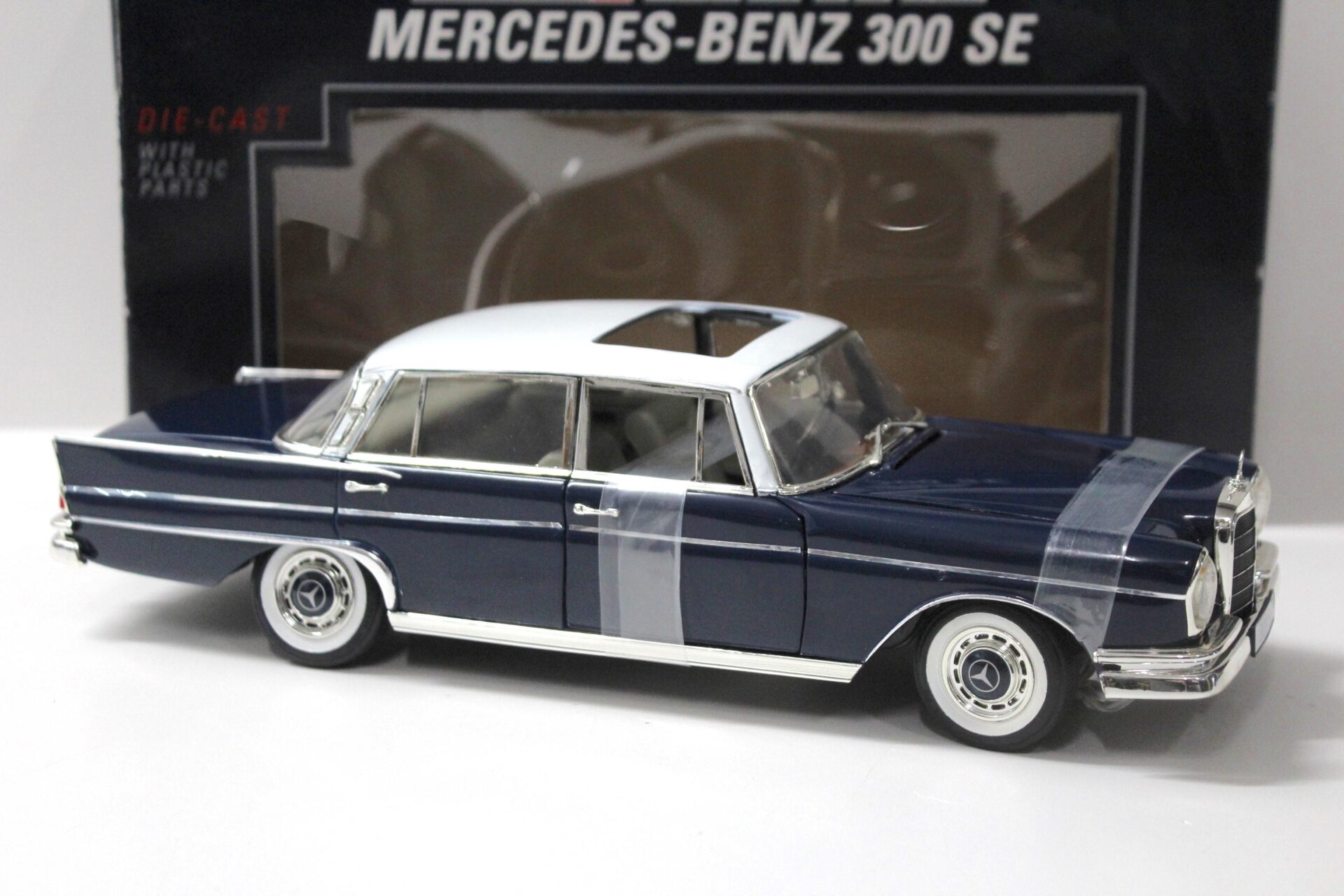 1:18 Revell Mercedes 300 SE Limousine dark blue/ white