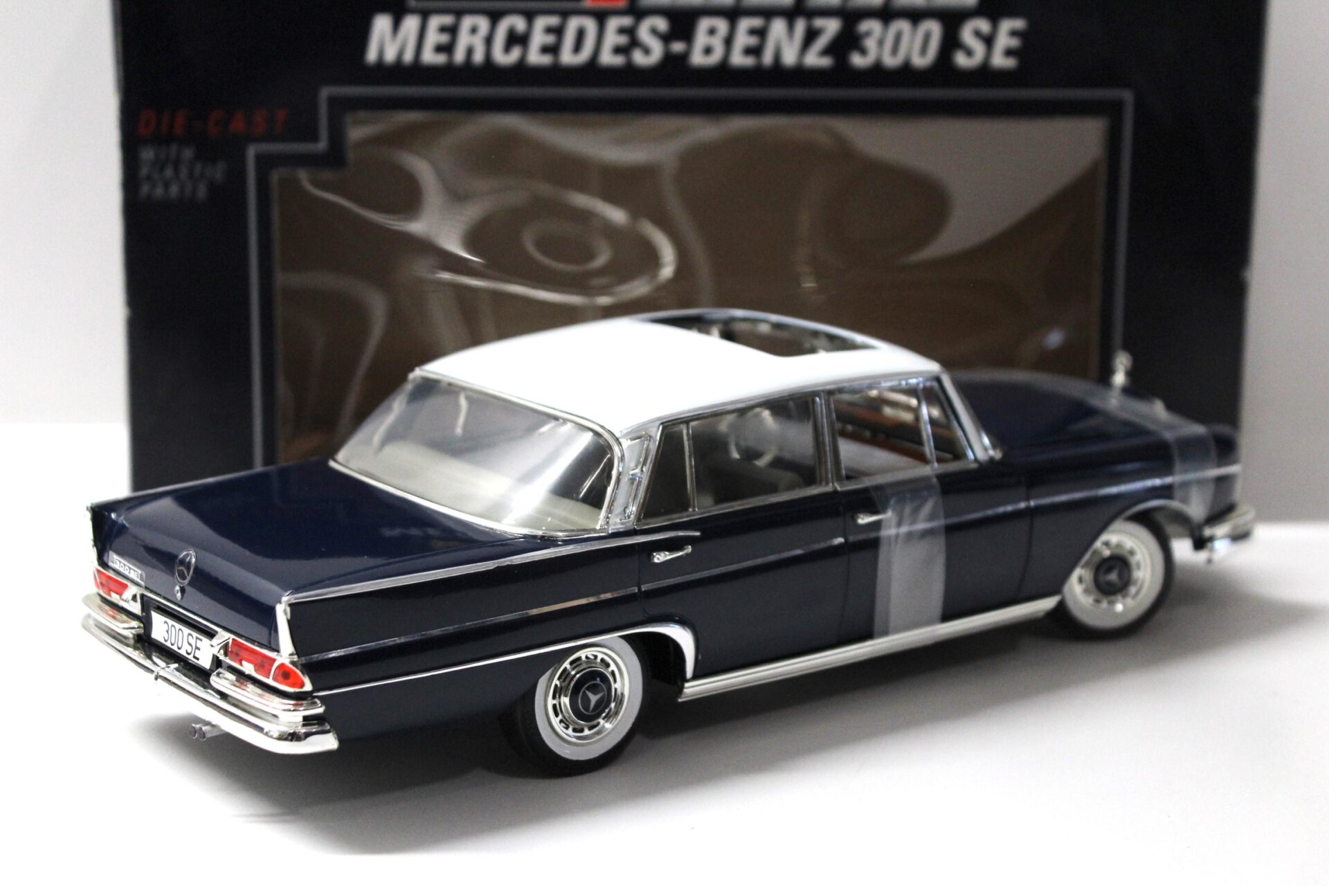 1:18 Revell Mercedes 300 SE Limousine dark blue/ white