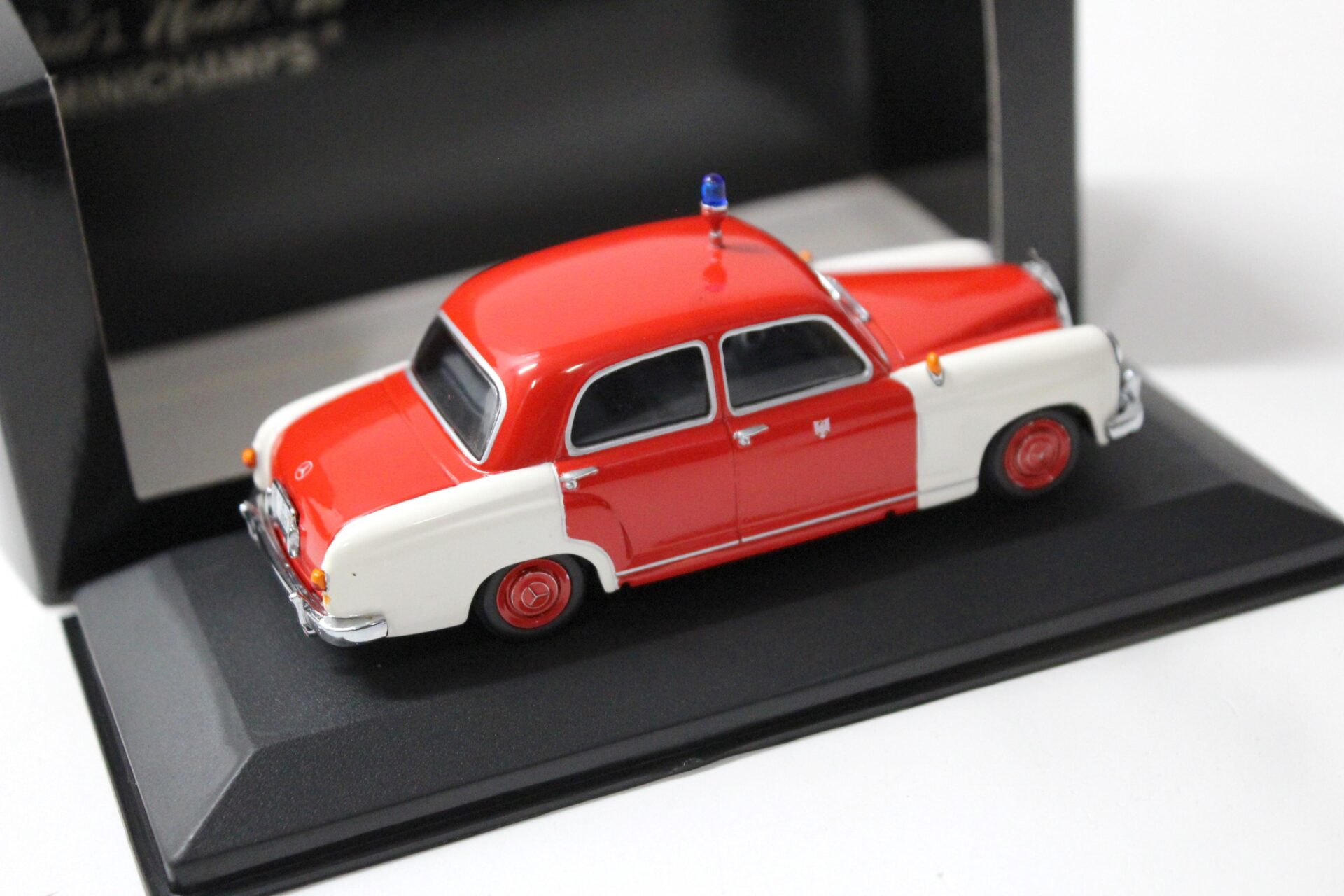 1:43 Minichamps Mercedes 180 Ponton Feuerwehr Frankfurt red/ white