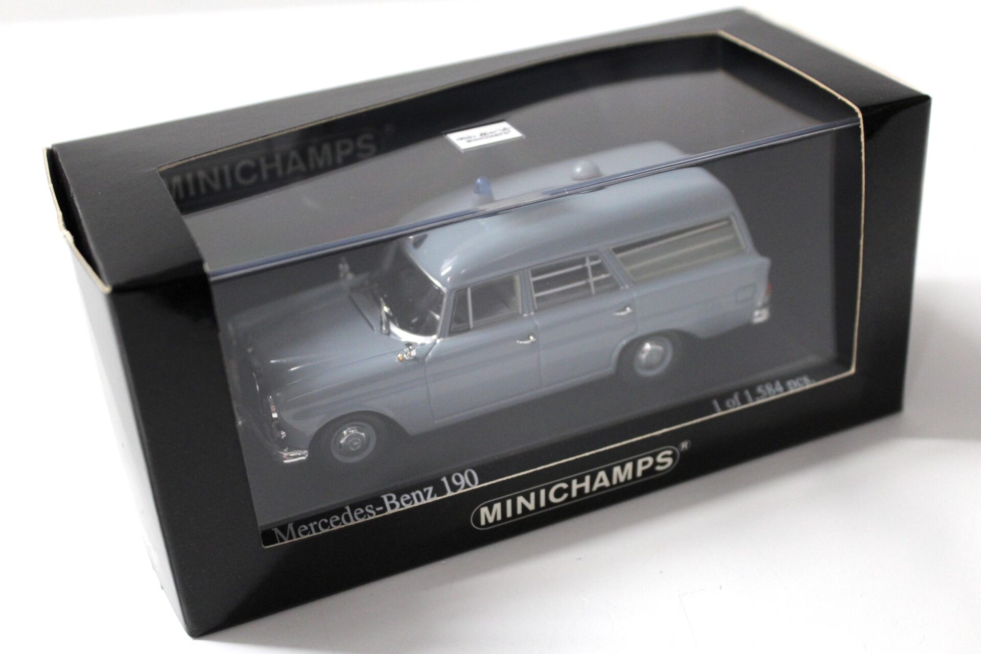 1:43 Minichamps Mercedes 190 KTW Krankenwagen DRK Rotes Kreuz grey