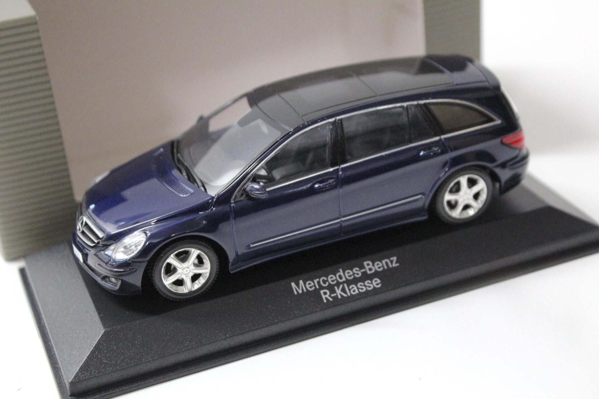 1:43 Minichamps Mercedes R-Klasse 2005 dark blue DEALER VERSION