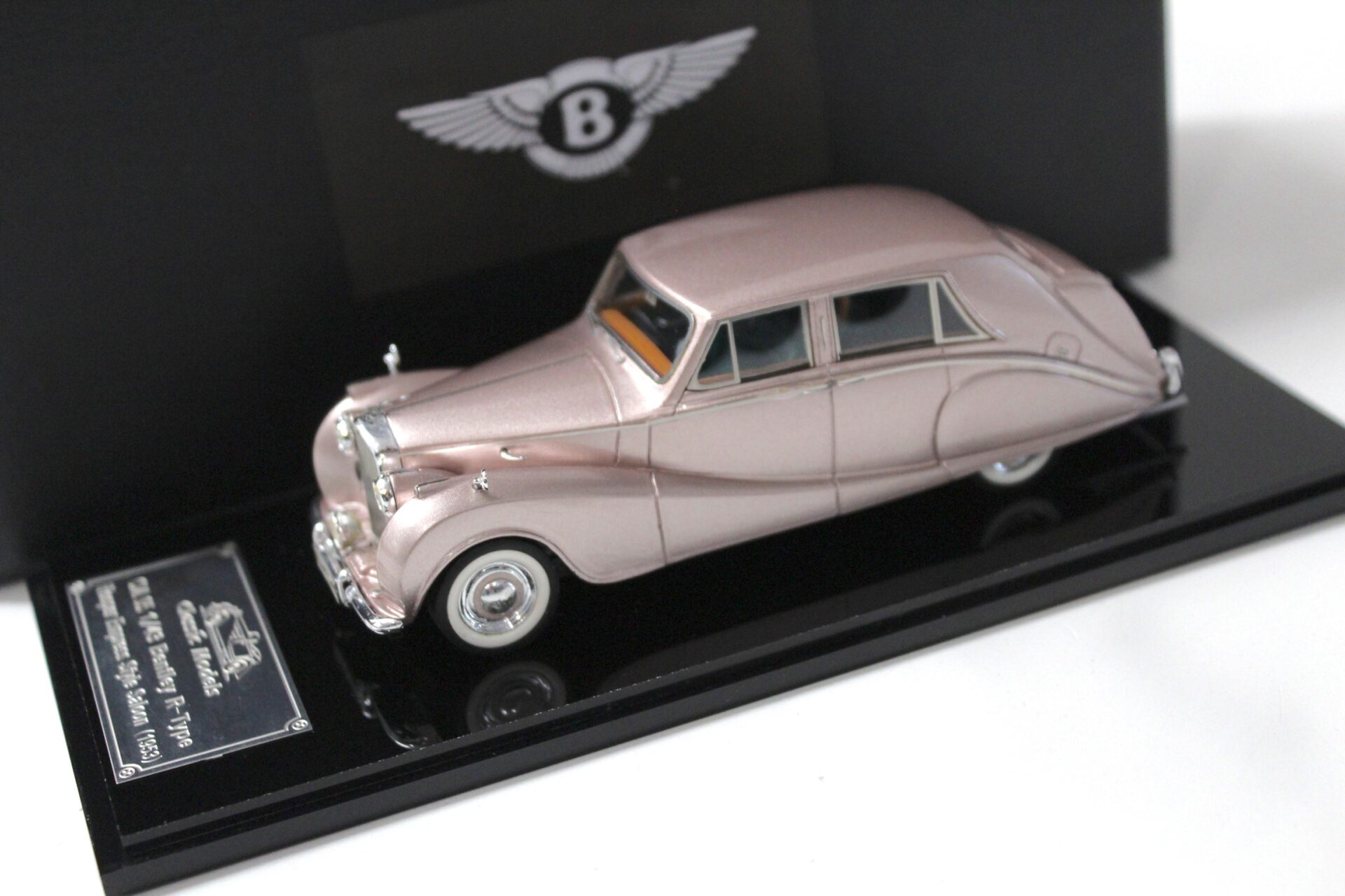 ID 51890 orig 1.jpg 1:43 Classic Models Bentley R-Type Hooper Empress Style Saloon rose metallic