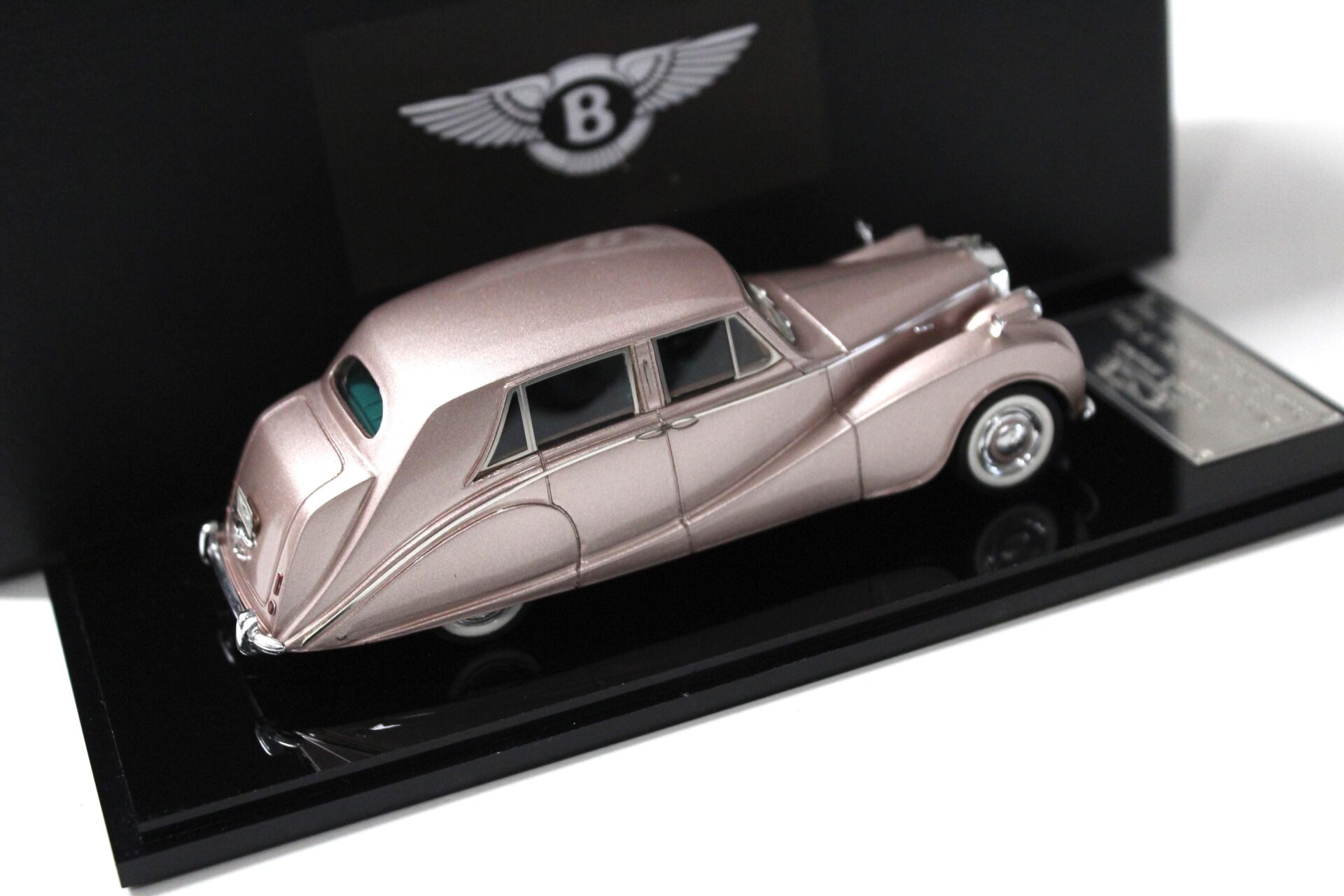 1:43 Classic Models Bentley R-Type Hooper Empress Style Saloon rose metallic