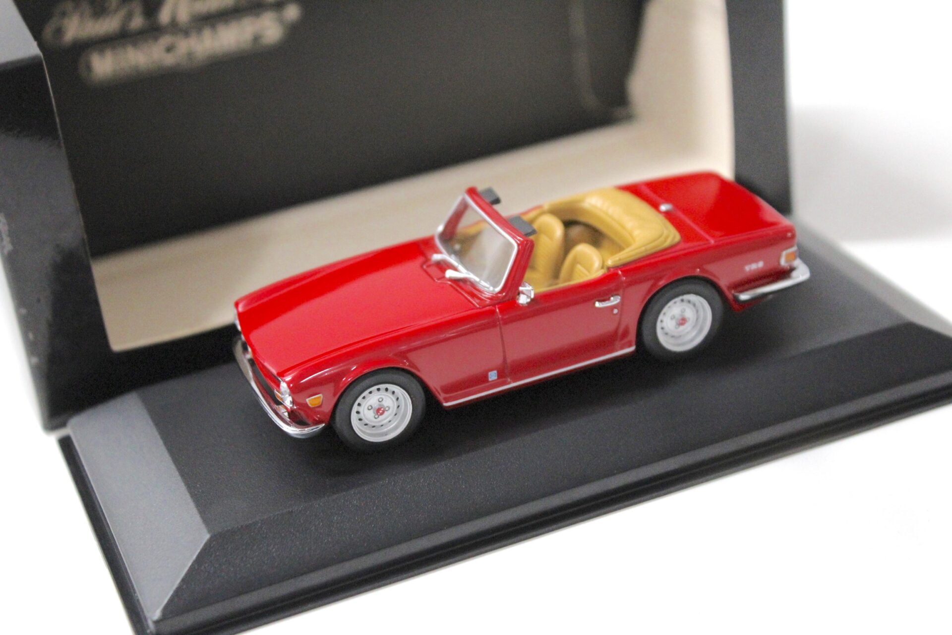 1:43 Minichamps Triumph TR6 Roadster 1968-1976 red
