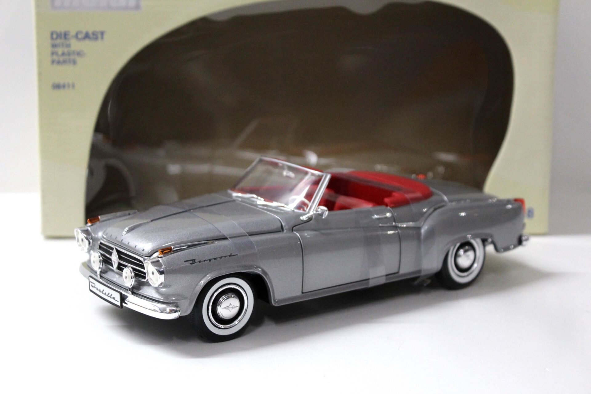 ID 52204 orig 1.jpg 1:18 Revell Borgward Isabella Cabriolet silver/ red