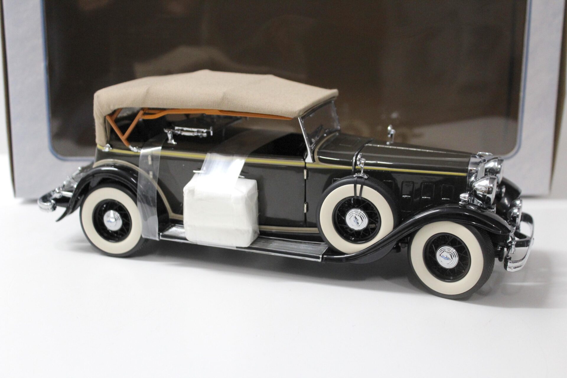 1:18 Motor City Classics 1932 Lincoln KB brown/ black with Top