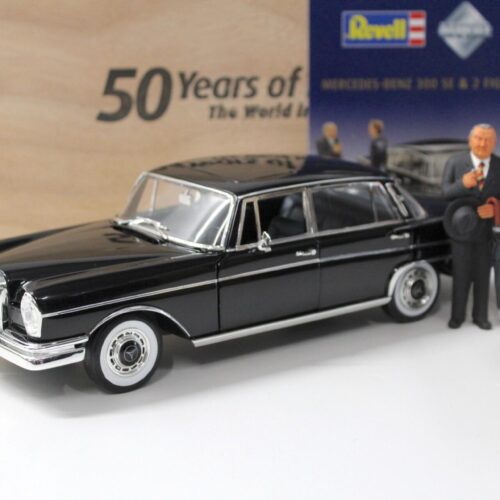 1:18 Revell Mercedes 300 SE Limousine black + 2 Figuren LIMITED 50 JAHRE REVELL