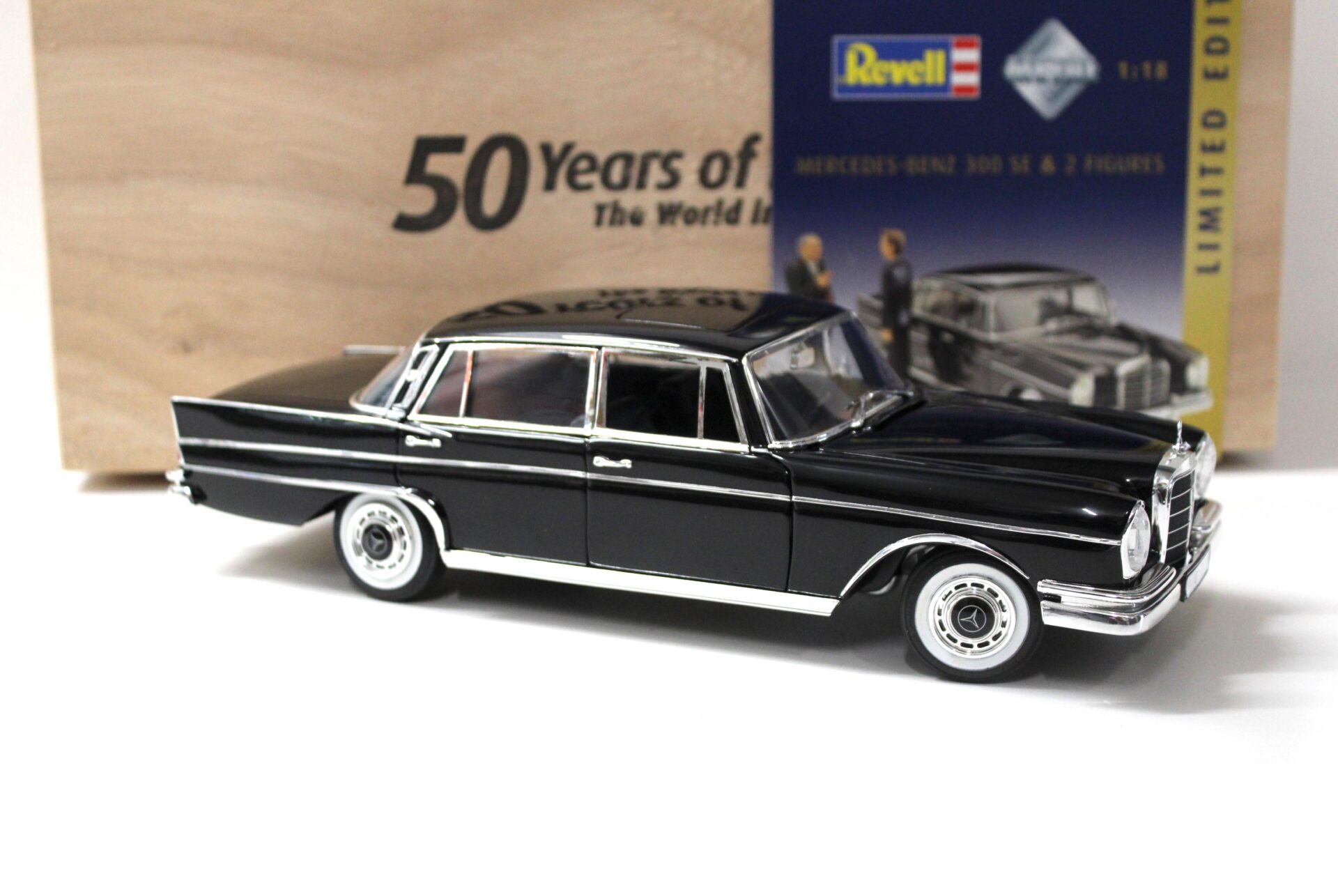 1:18 Revell Mercedes 300 SE Limousine black + 2 Figuren LIMITED 50 JAHRE REVELL