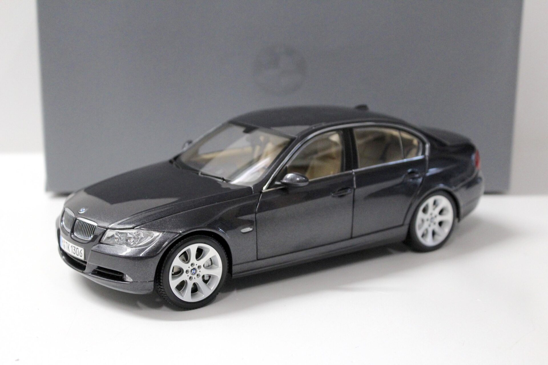 ID 52568 orig 1.jpg 1:18 Kyosho BMW 3er 330i Limousine E90 grey metallic DEALER VERSION
