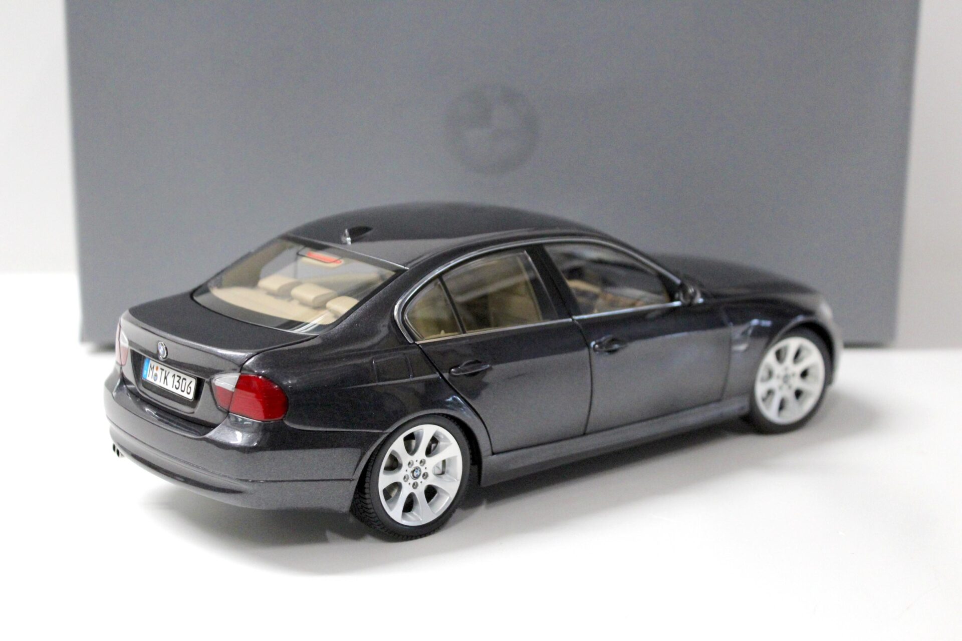1:18 Kyosho BMW 3er 330i Limousine E90 grey metallic DEALER VERSION