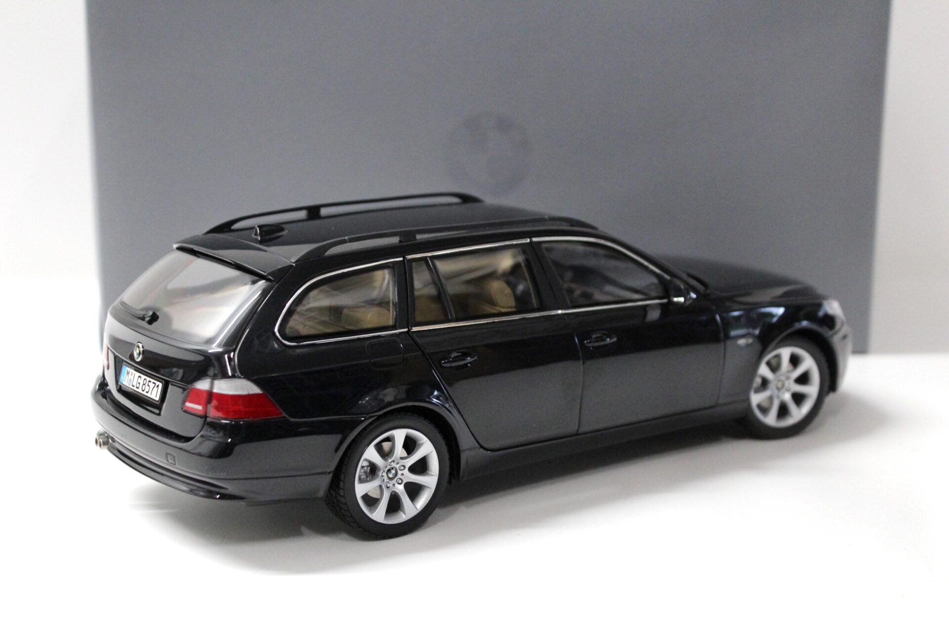 1:18 Kyosho BMW 5er 545i Touring E61 black metallic DEALER VERSION