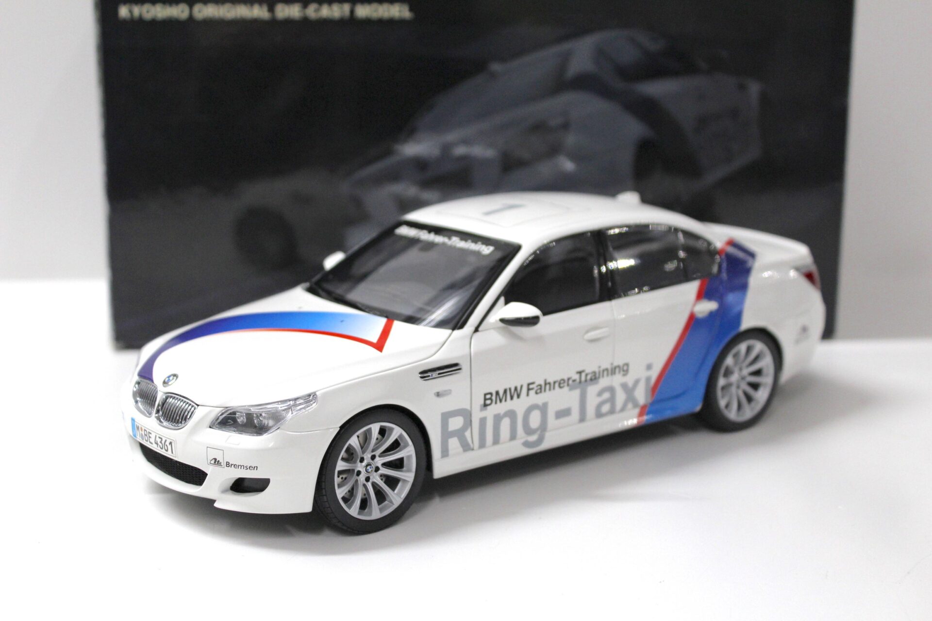 1:18 Kyosho BMW M5 E60 Ring -Taxi Nürburgring white