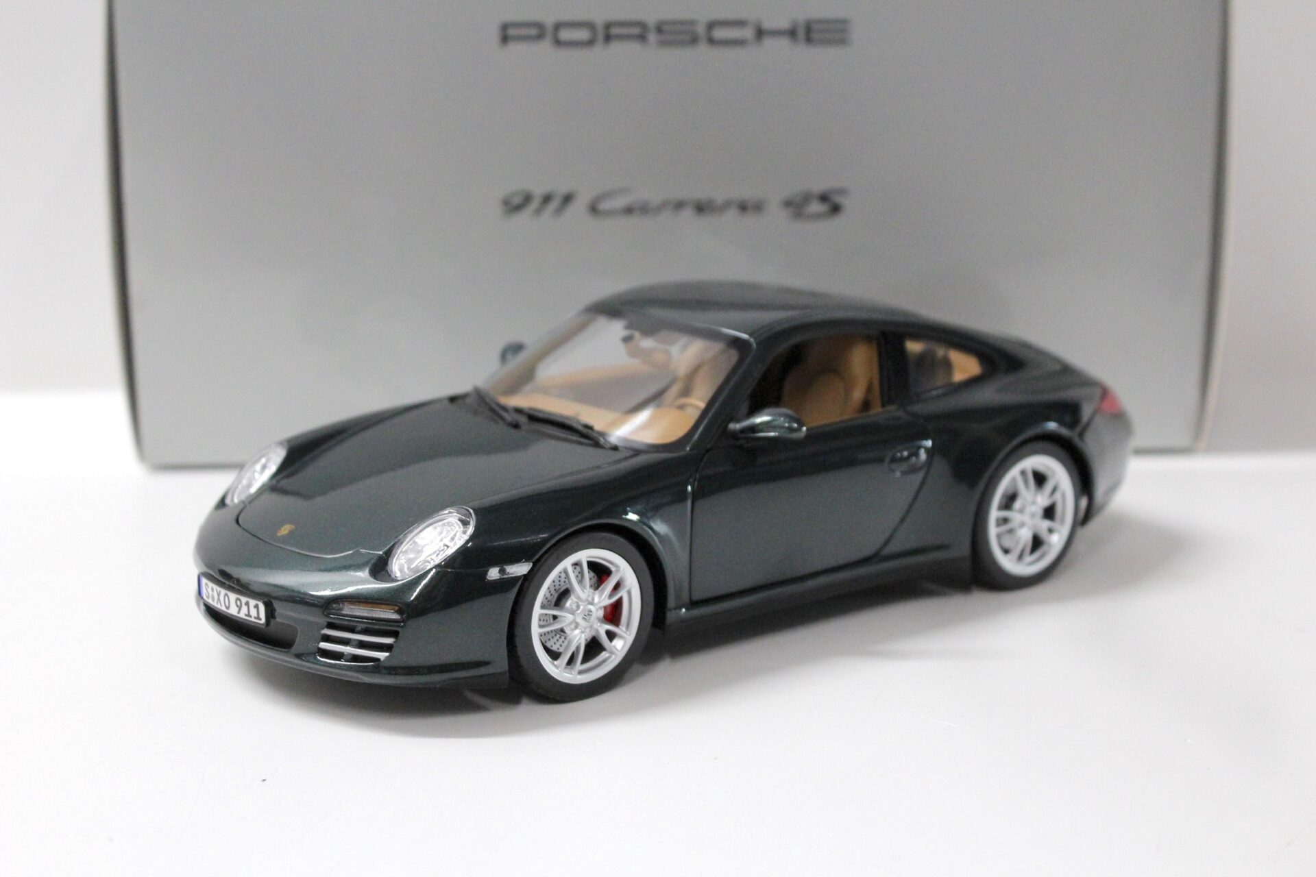 ID 52737 orig 1.jpg 1:18 Norev Porsche 911 (997.II) Carrera 4S Coupe Racing green DEALER VERSION